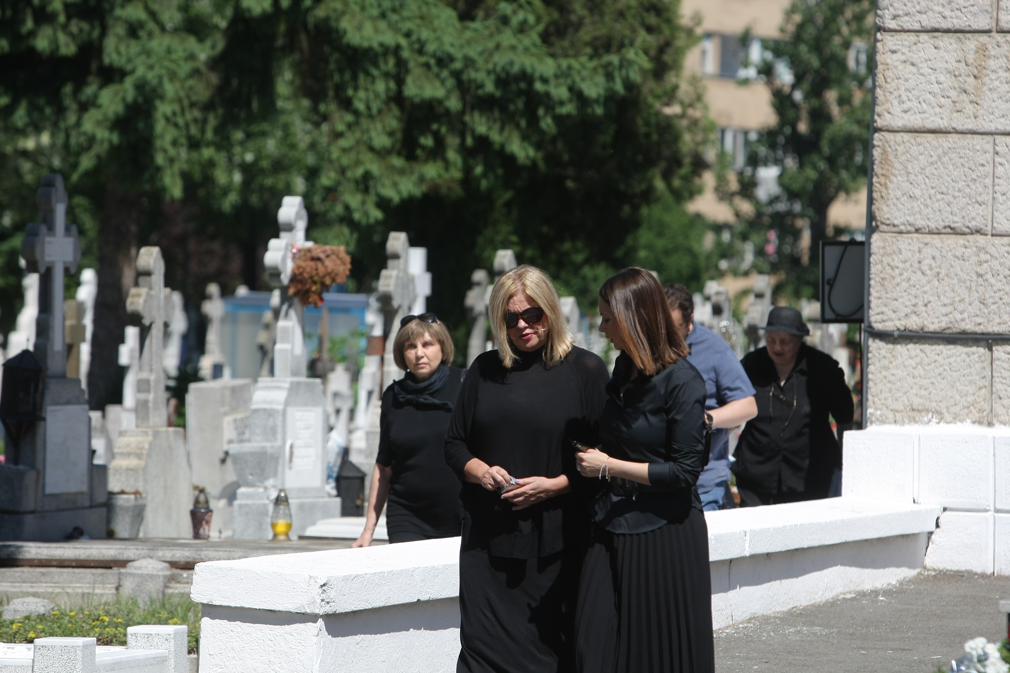 GALERIE FOTO&VIDEO/ Cristian Țopescu, înmormântat cu onoruri militare, la Cimitirul Ghencea Militar din București
