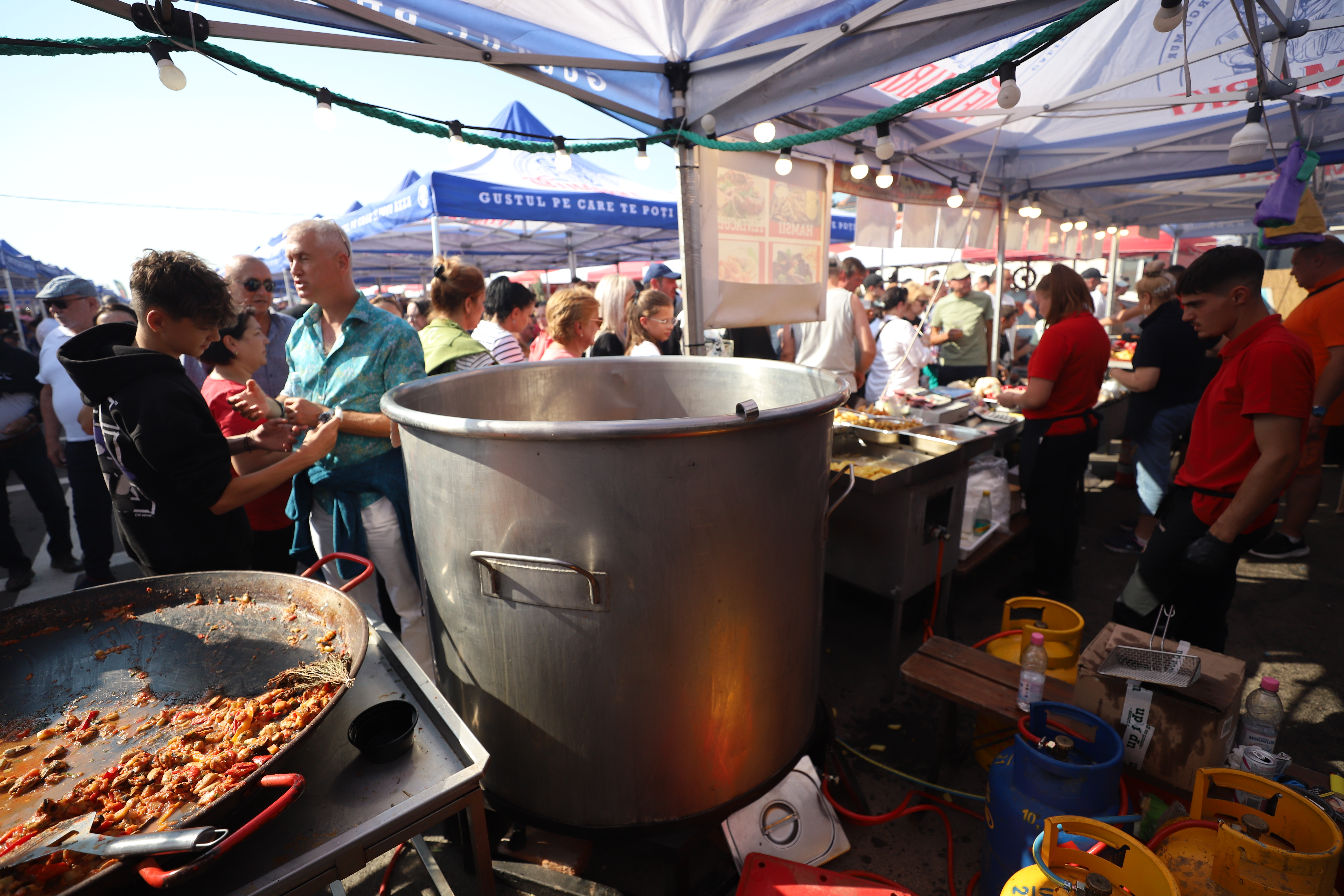Secrete culinare de la Festivalul Borșului Lipovenesc din Jurilovca. Fără morcov, dar cu ardei și țicore de baltă: „Adevăratul gust îl dau oasele!” | FOTO REPORTAJ