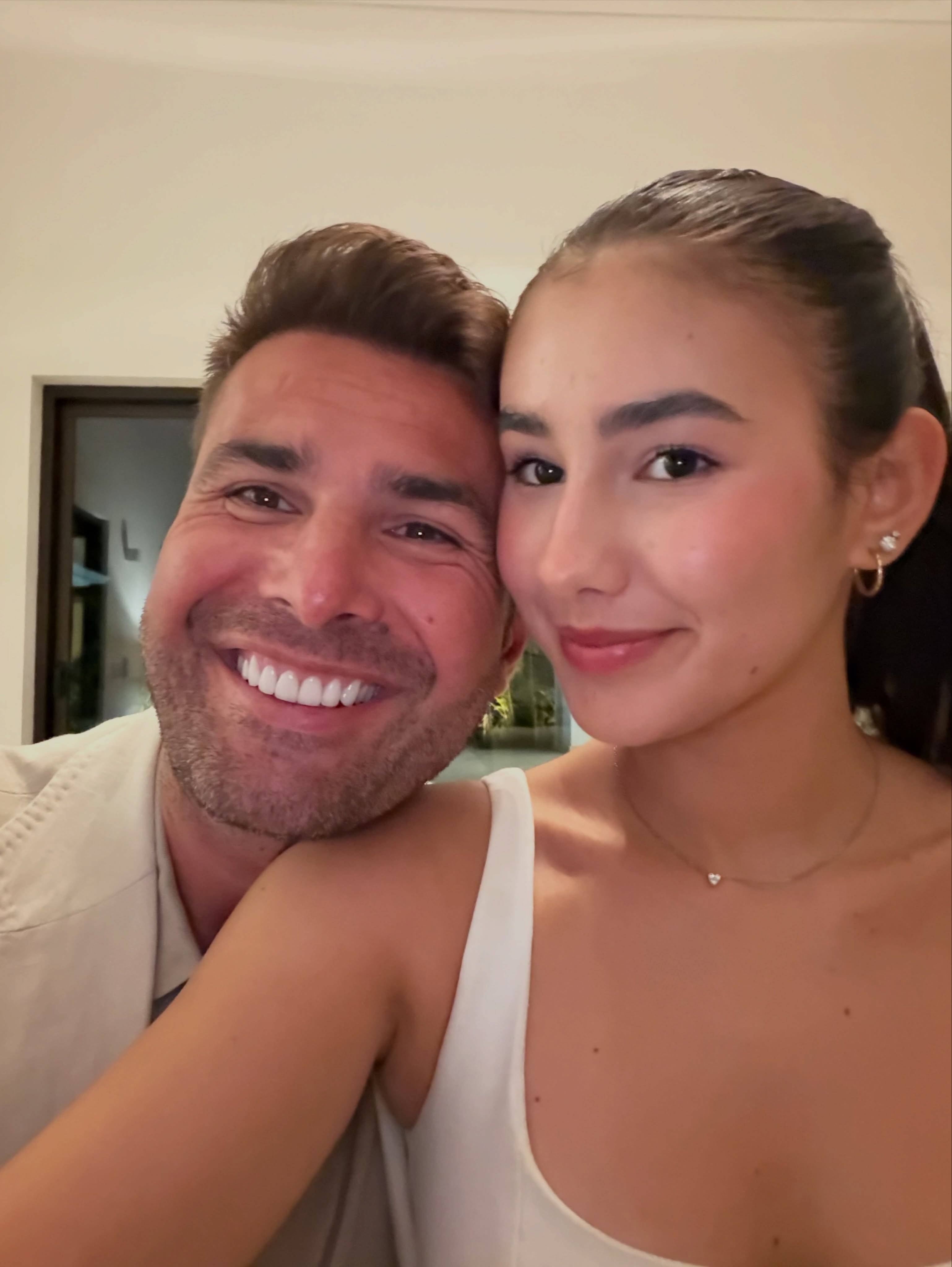 Imagini rare cu fata cea mare a lui Adrian Mutu. Maya a absolvit facultatea, iar părinții i-au fost alături