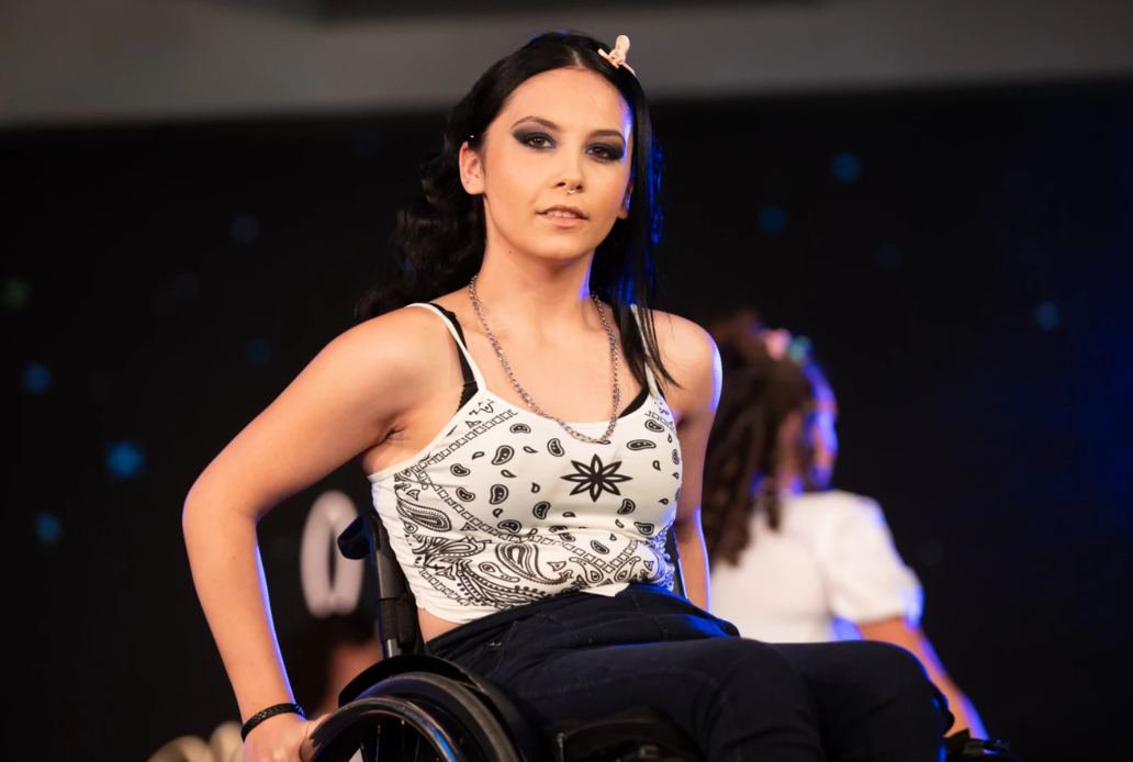 O tânără din Szeged a câștigat Miss Spinner International: „Nu suntem doar oameni țintuiți în scaune rulante, ci și femei frumoase”