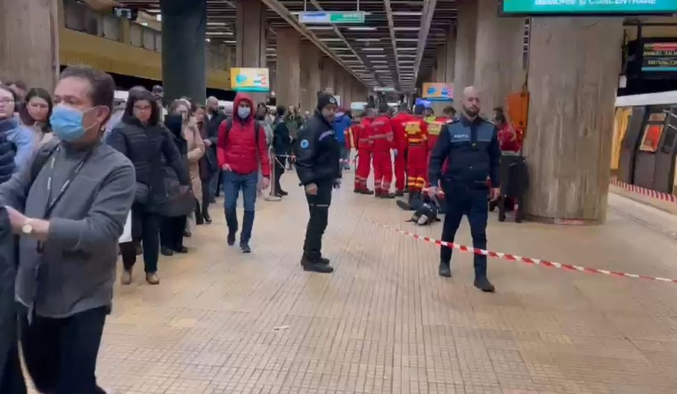 Un bărbat a murit în stația de metrou Piaţa Unirii. Medicii au încercat să îl resusciteze minute în șir