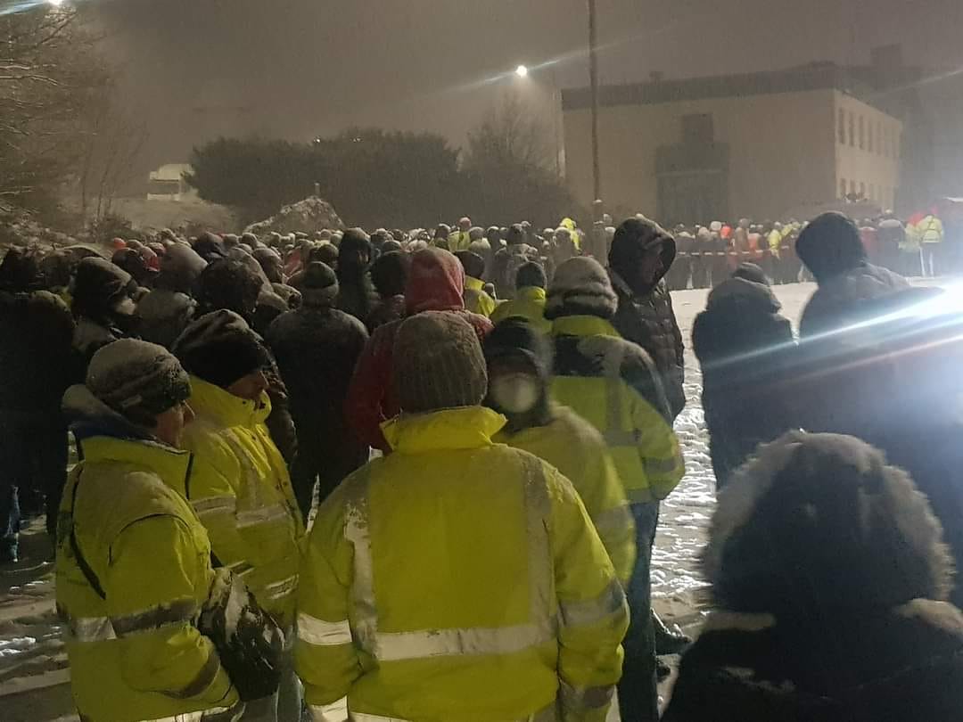 VIDEO | Sute de șoferi de TIR, mulți români, ținuți cu orele în viscol și ger la granițele Germaniei, ca să facă testul COVID
