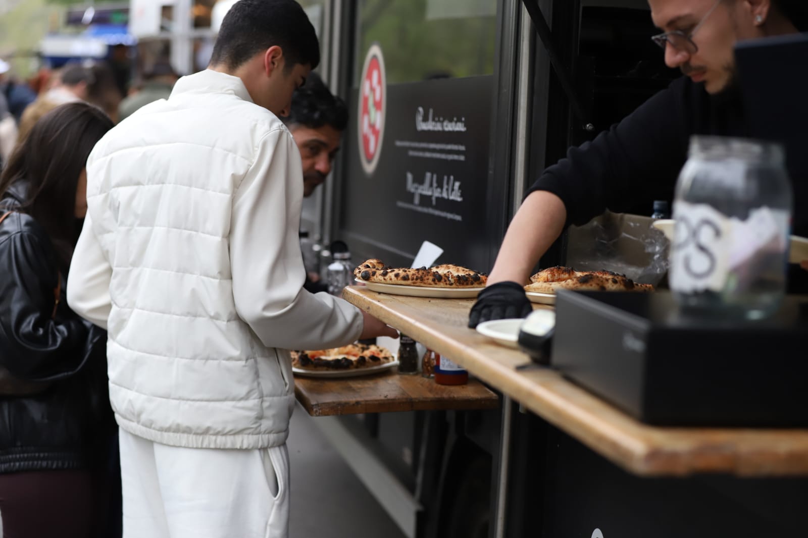 Bucharest Street Food Festival a început. Ce găsiți pe Bulevardul Kiseleff: de la burgeri la paella, plus dulciuri pentru toate gusturile