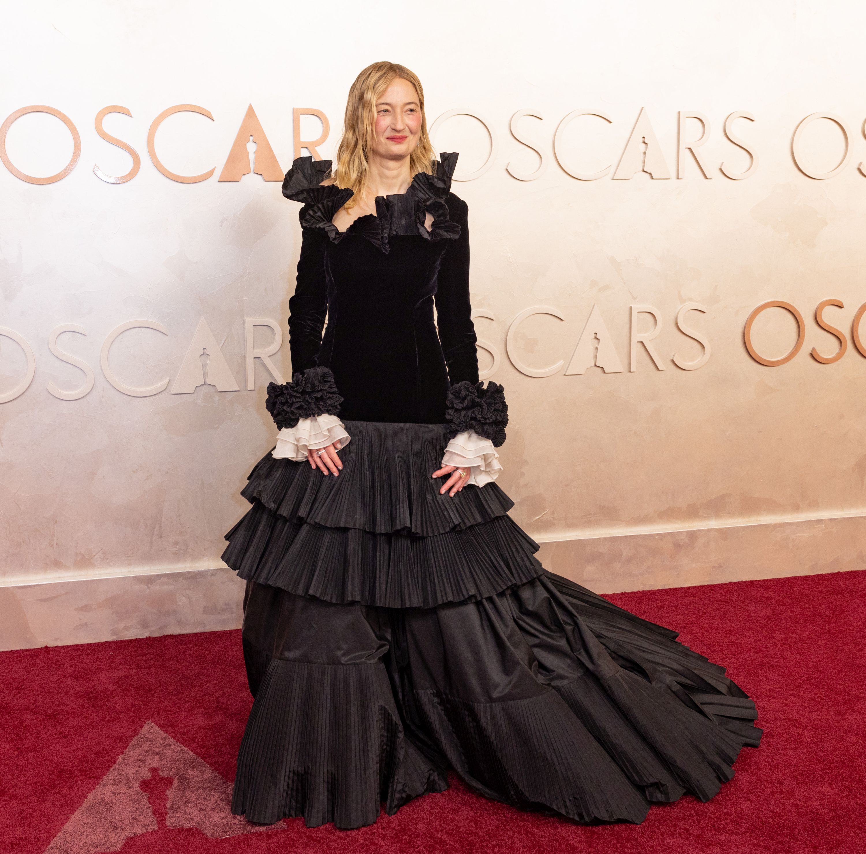 Imagini cu cel mai prost îmbrăcate vedete la Oscar 2025. Ariana Grande conduce lista cu o rochie voluminoasă, în timp ce Cynthia Erivo a adoptat un stil à la Dracula