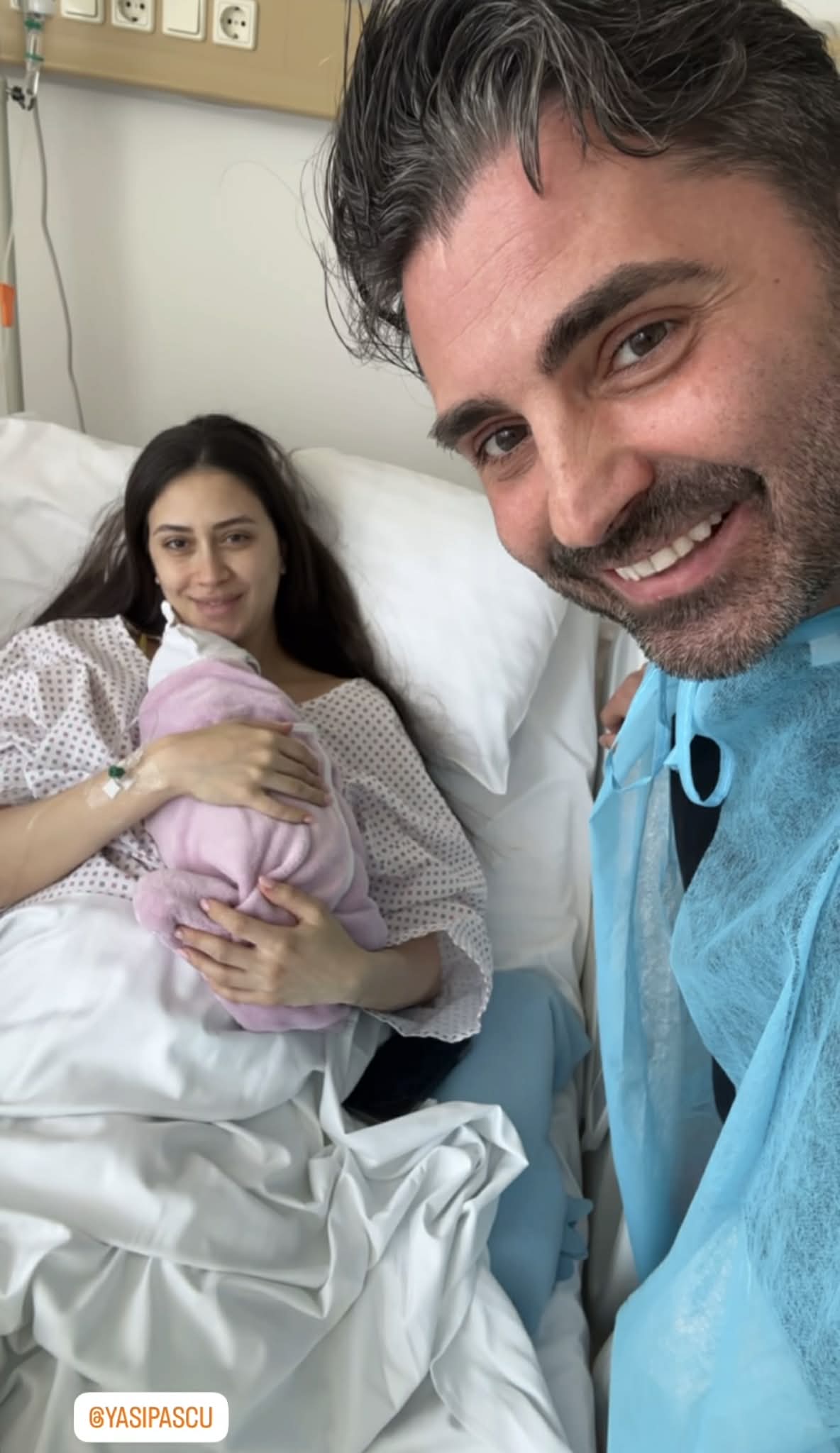 Imagine adorabilă cu cea de-a treia fiică a lui Pepe. Jessica are două săptămâni de când a venit pe lume