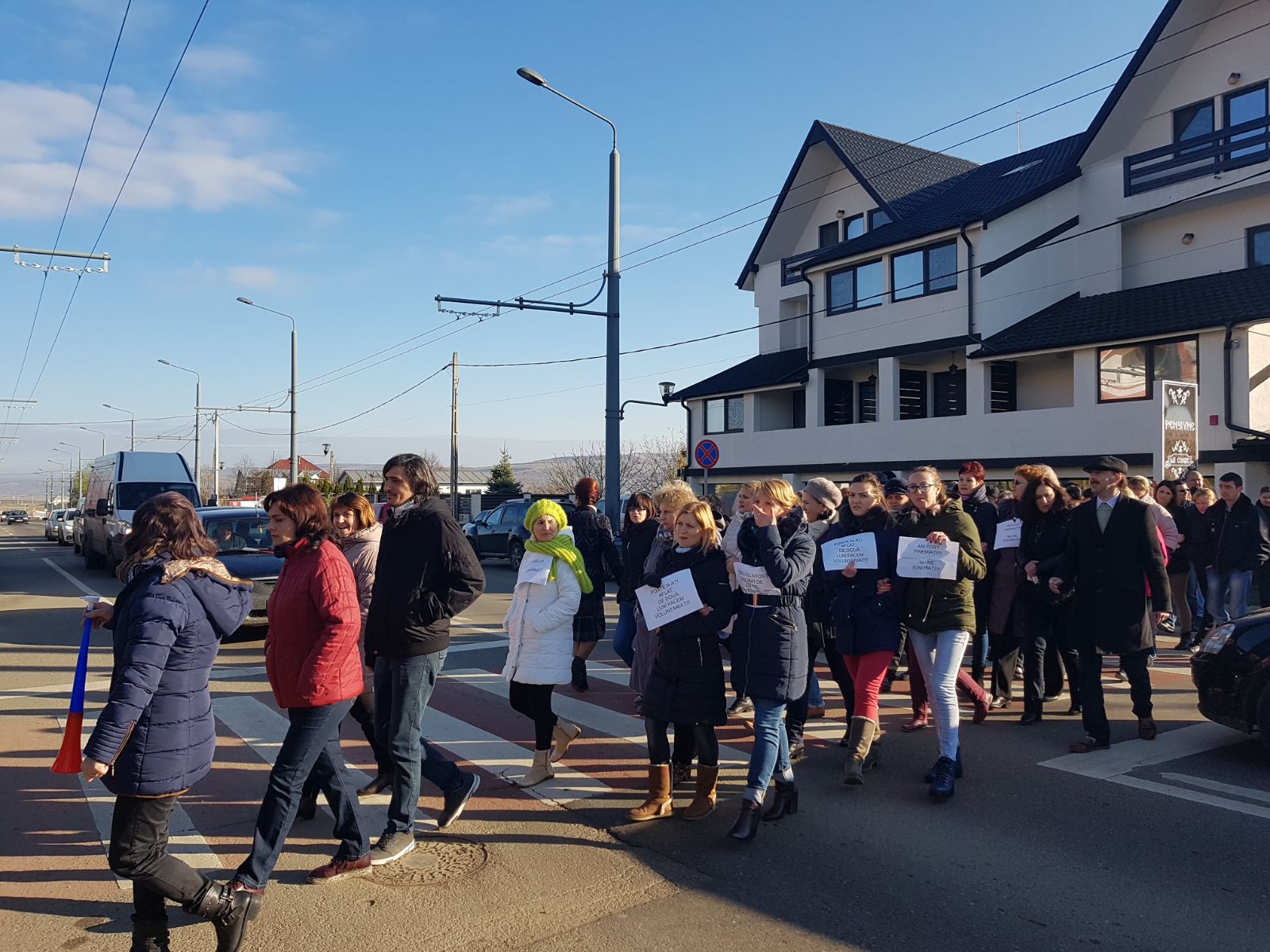 Angajații Protecției Copilului Vaslui au blocat activitatea nemulțumiți că nu și-au primit salariile. Pentru scurt timp, ei au blocat și DN24| FOTO&VIDEO