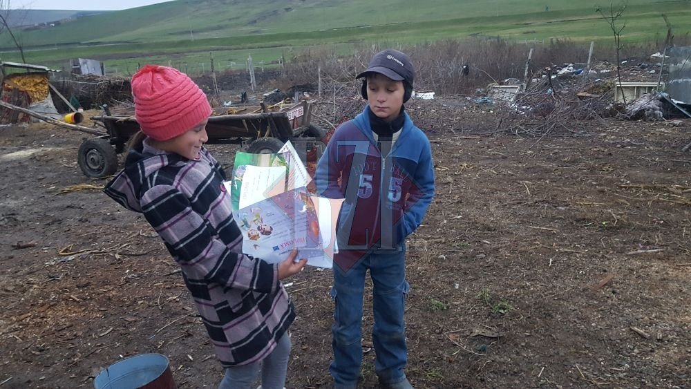 Fetița din Iași care este mamă la 11 ani pentru fratele ei. Copiii au fost abandonați de mamă