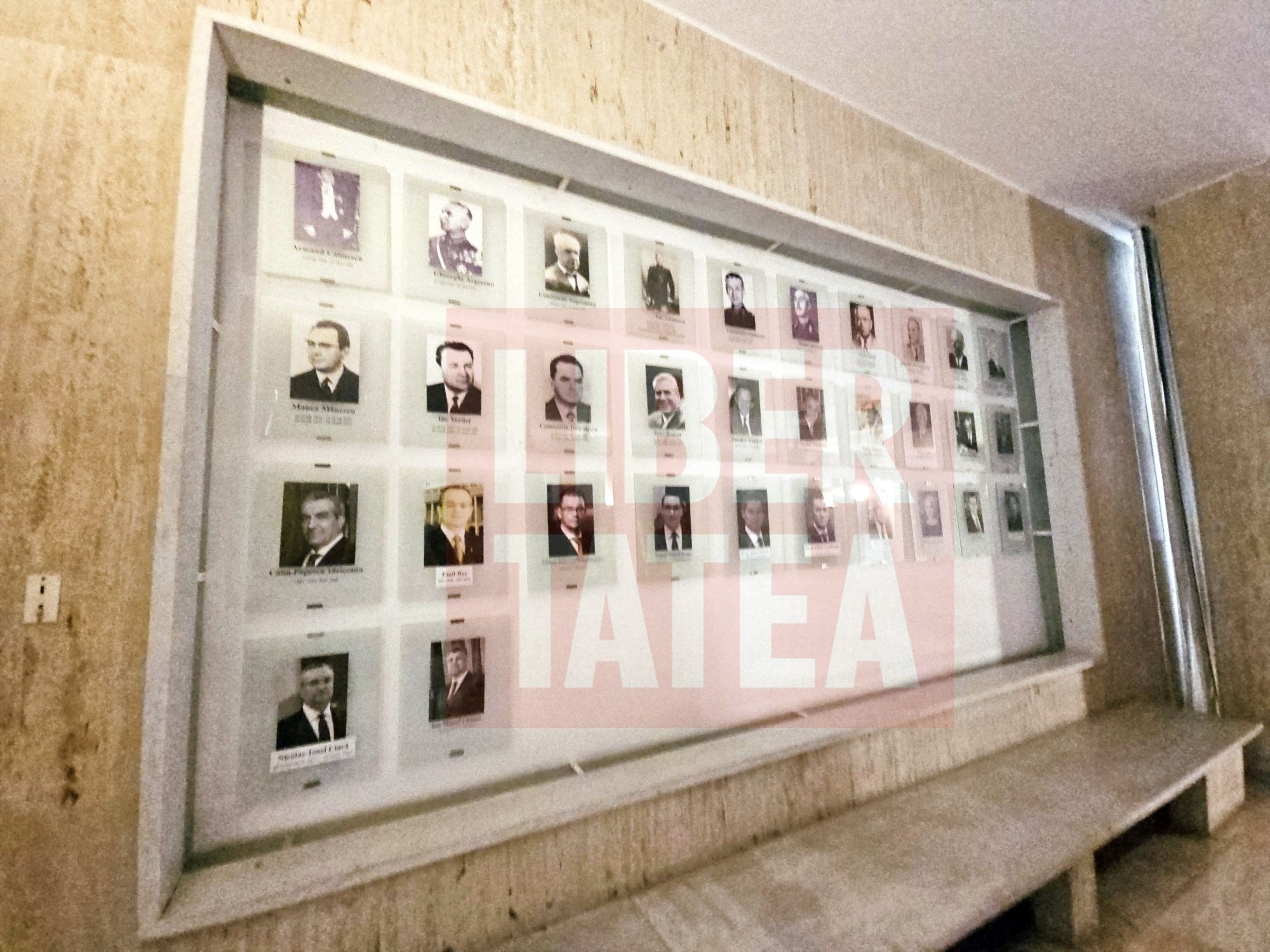 Nicolae Ciucă și Marcel Ciolacu sunt istorie. Pozele lor alb-negru, pe panoul de onoare din Palatul Victoria