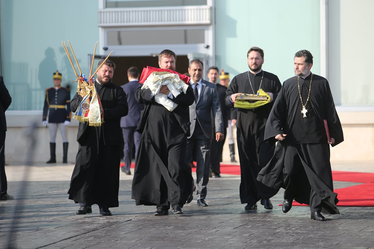 Regina-Mamă Elena, alături de fiul ei, regele Mihai. Sicriul cu rămășițele pământești a ajuns la Curtea de Argeș