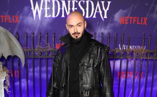 Cum a fost surprins Victor Dorobanțu pe străzile din Londra. Ce face în Marea Britanie actorul din Wednesday: E prezentă și Lady Gaga