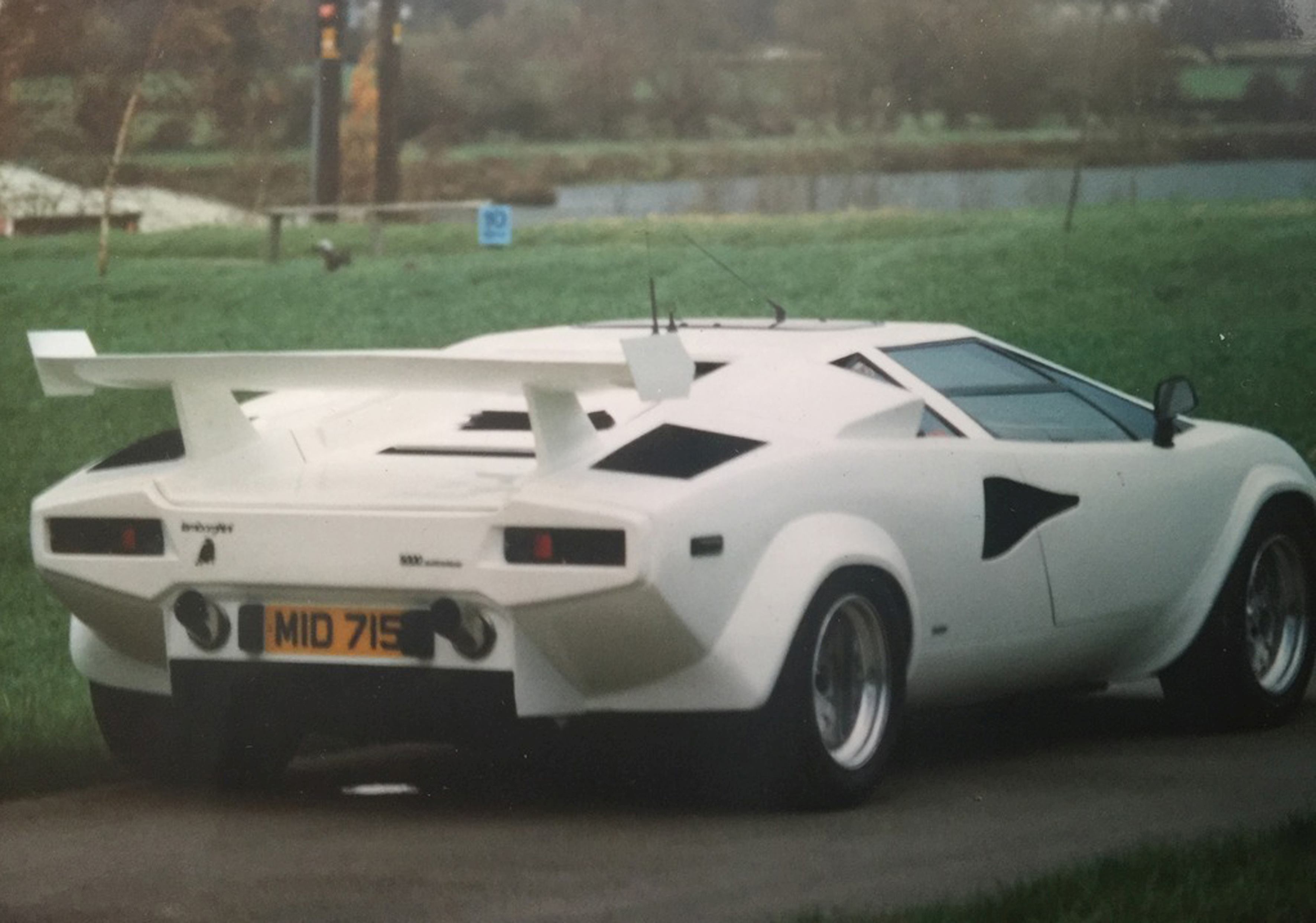 FOTO | O studentă a găsit o comoară care zăcea în garajul bunicii de 20 de ani: un Lamborghini și un Ferrari