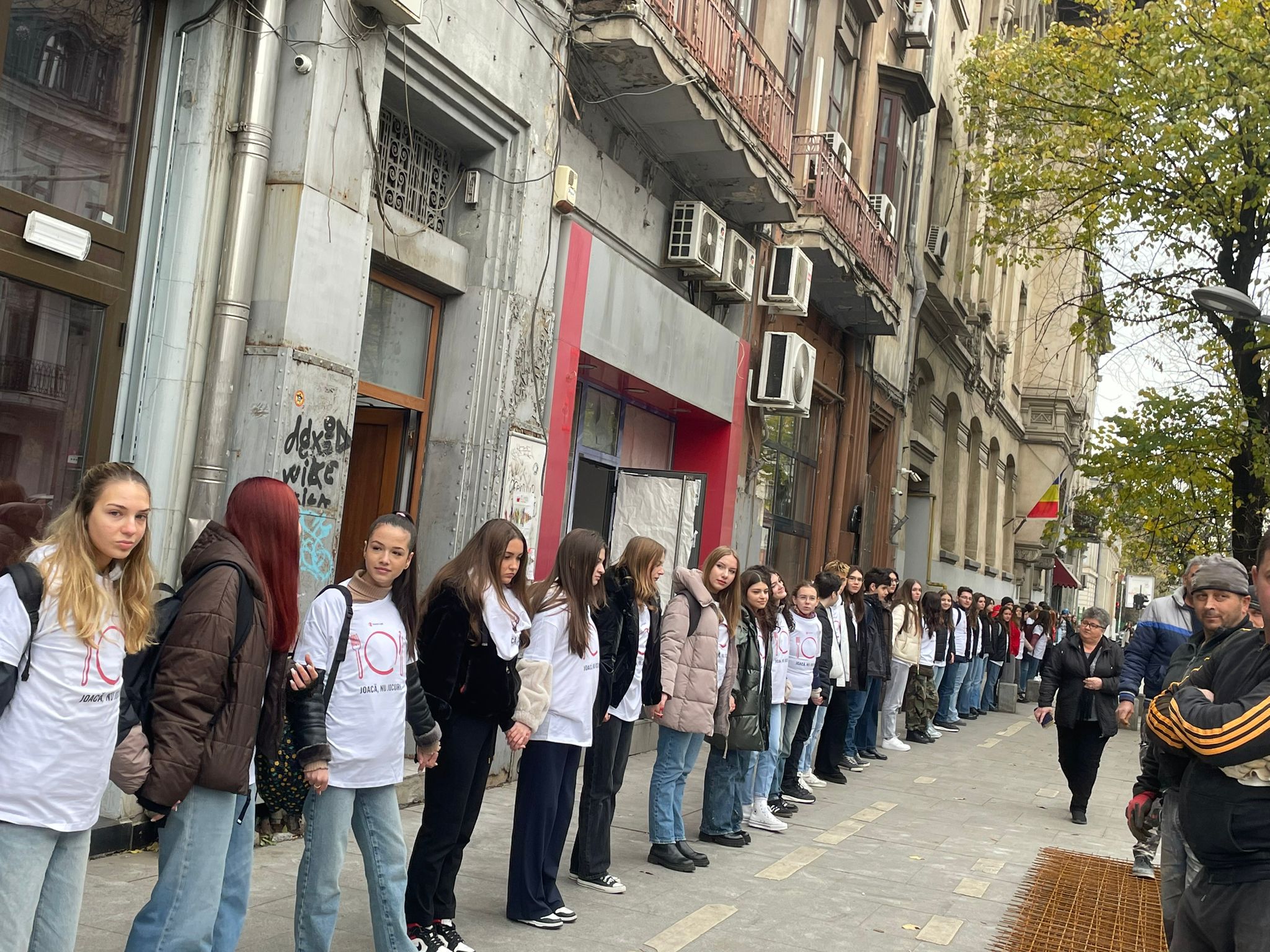 Elevi din București au făcut un lanț uman de la școală până la prima sală de păcănele. Era la doar 150 de metri distanță