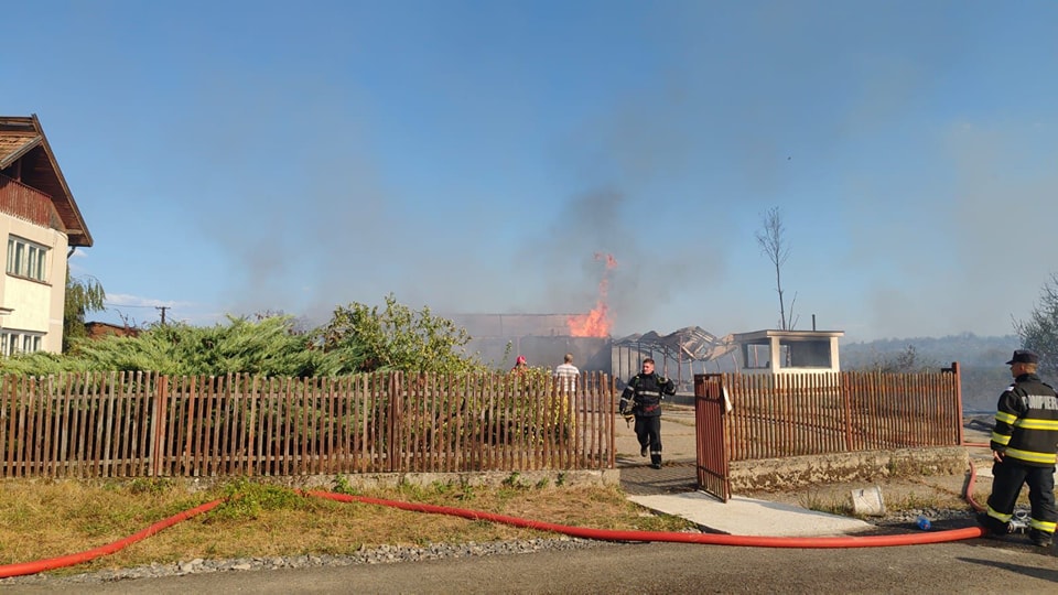 Incendiu uriaș de vegetație în Maramureș. Flăcările au ajuns în zona locuințelor. Circa 90 de oameni, evacuați
