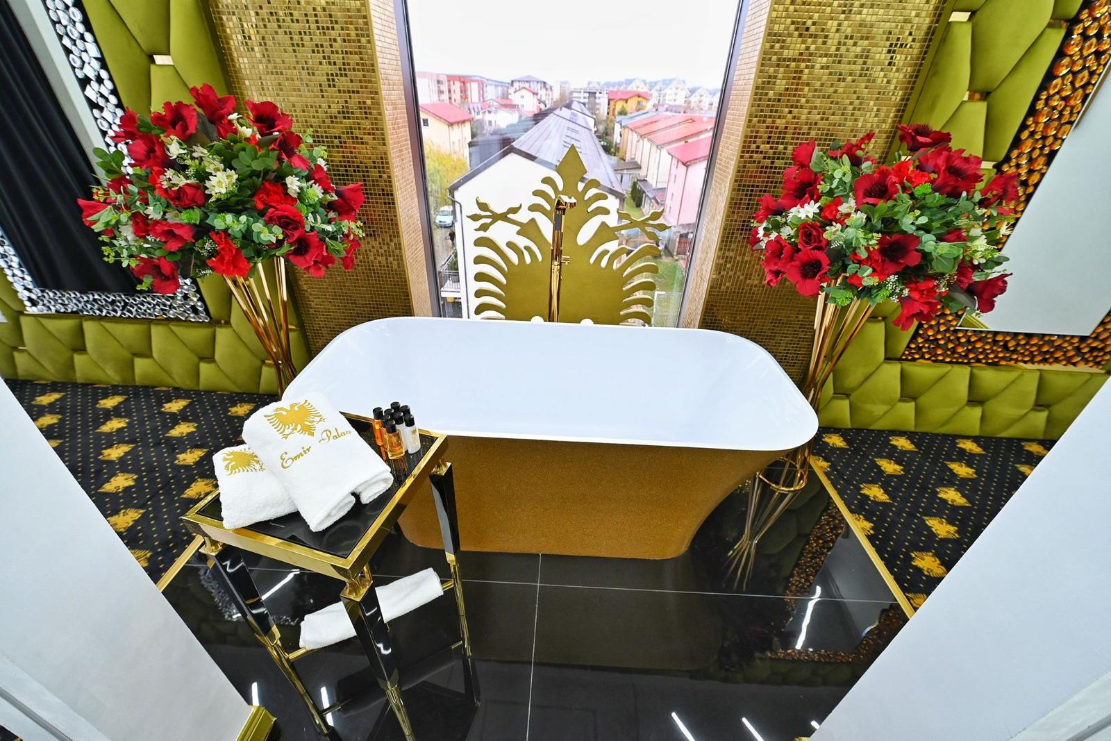 Imagini cu vila lui Florin Salam transformată în hotel. Doar liftul a costat câteva zeci de mii de euro