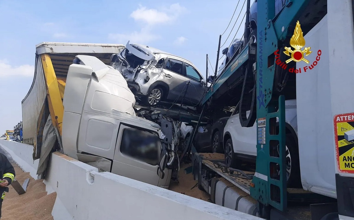 Șofer român de TIR mort, strivit în cabină într-un accident cumplit cu patru camioane, pe viaductul Tagliamento, în Italia