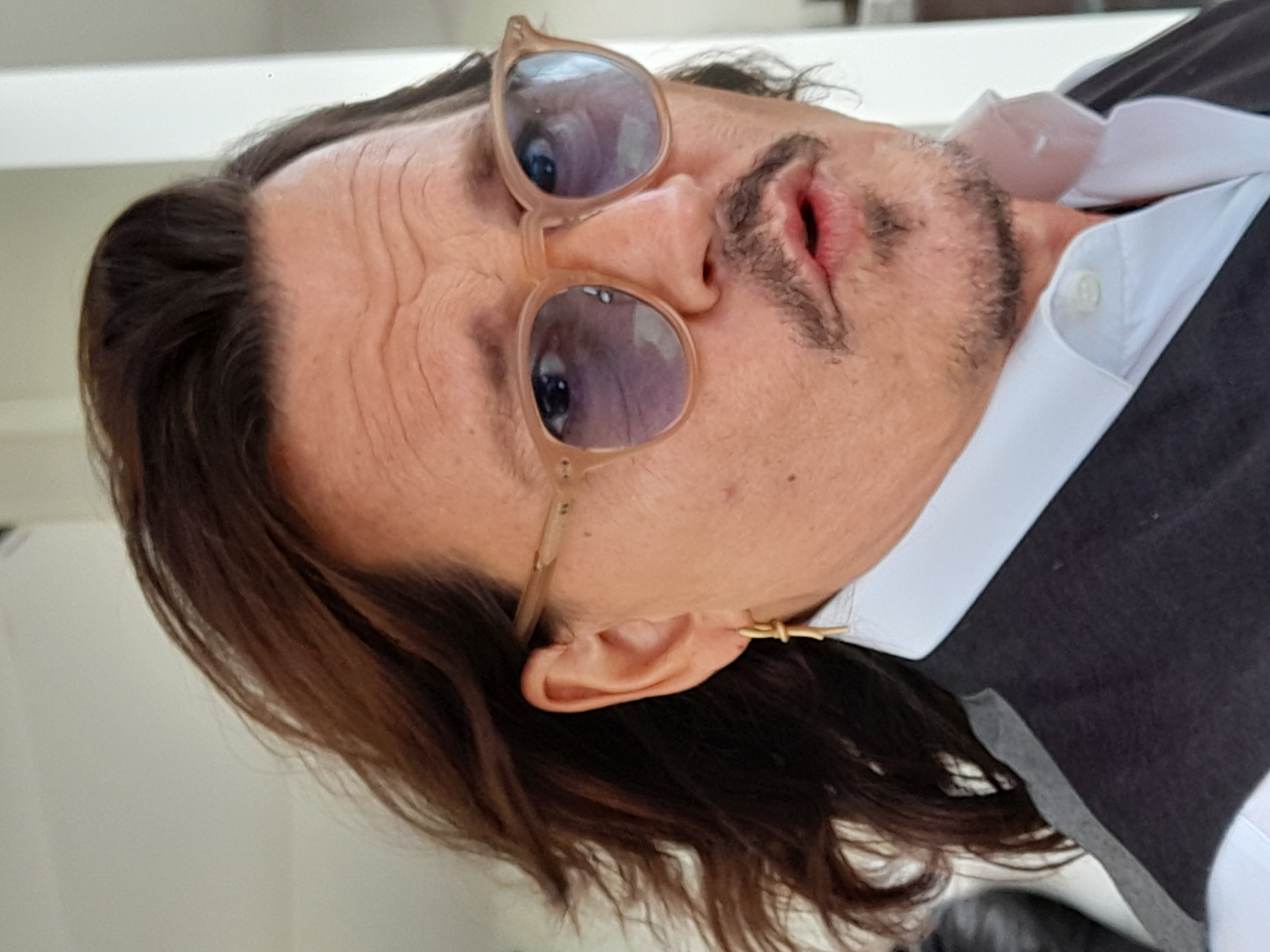 Johnny Depp a ajuns în baston, după ce recent a fost găsit inconștient într-o cameră de hotel