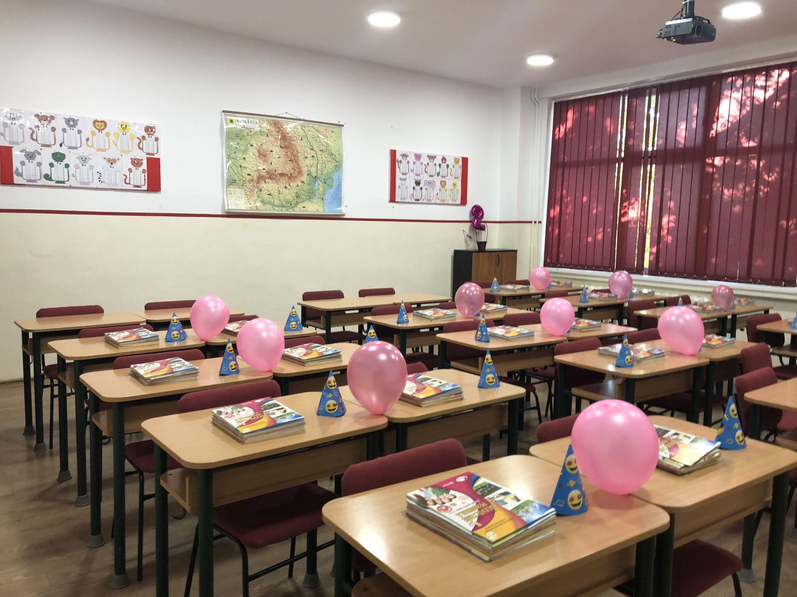 REPORTAJ/ Clopoțelul a sunat în containere la începerea noului an într-o școală din Timișoara. Primarul i-a îndemnat pe cei mici să devină ”oameni școlați” - FOTO