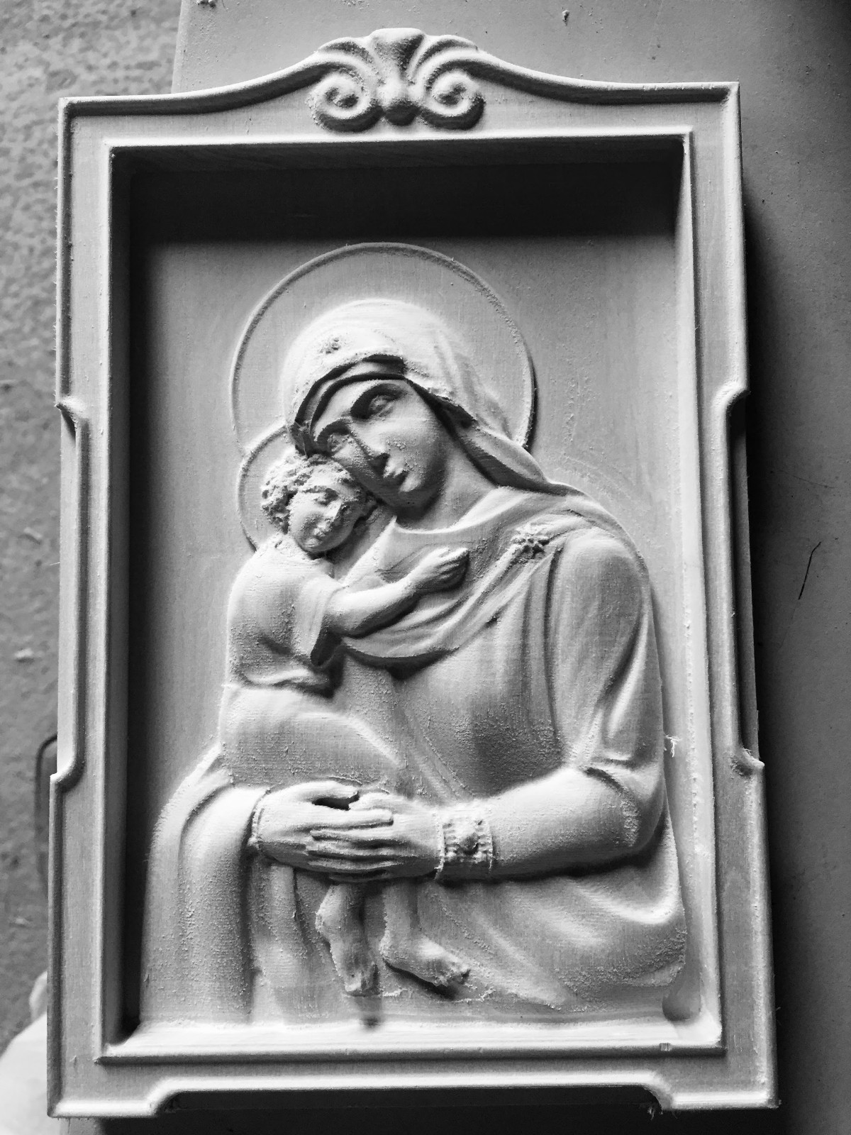 E șef de poliție și sculptează icoane. Nu cere bani pentru lucrările lui, le dăruiește colegilor de serviciu