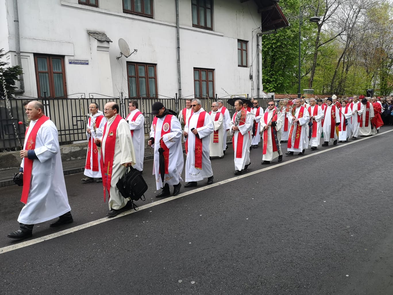 FOTO & VIDEO / Catolicii sărbătoresc azi Floriile. Procesiunea de pe străzile Capitalei s-a desfășurat pe ploaie
