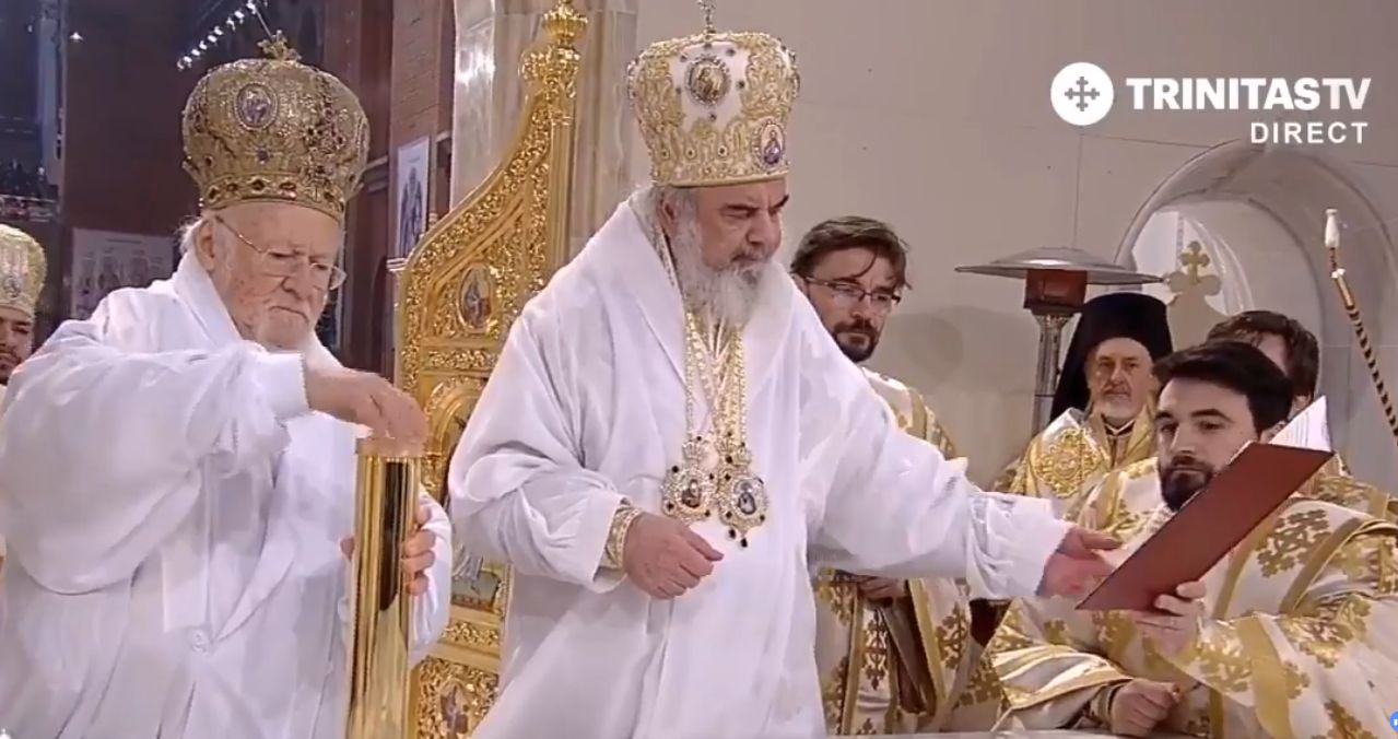 FOTO&VIDEO/ Imagini de la slujba de sfințire a Catedralei Mântuirii Neamului. 100 de preoți și zeci de mii de credincioși participă la evenimentul istoric