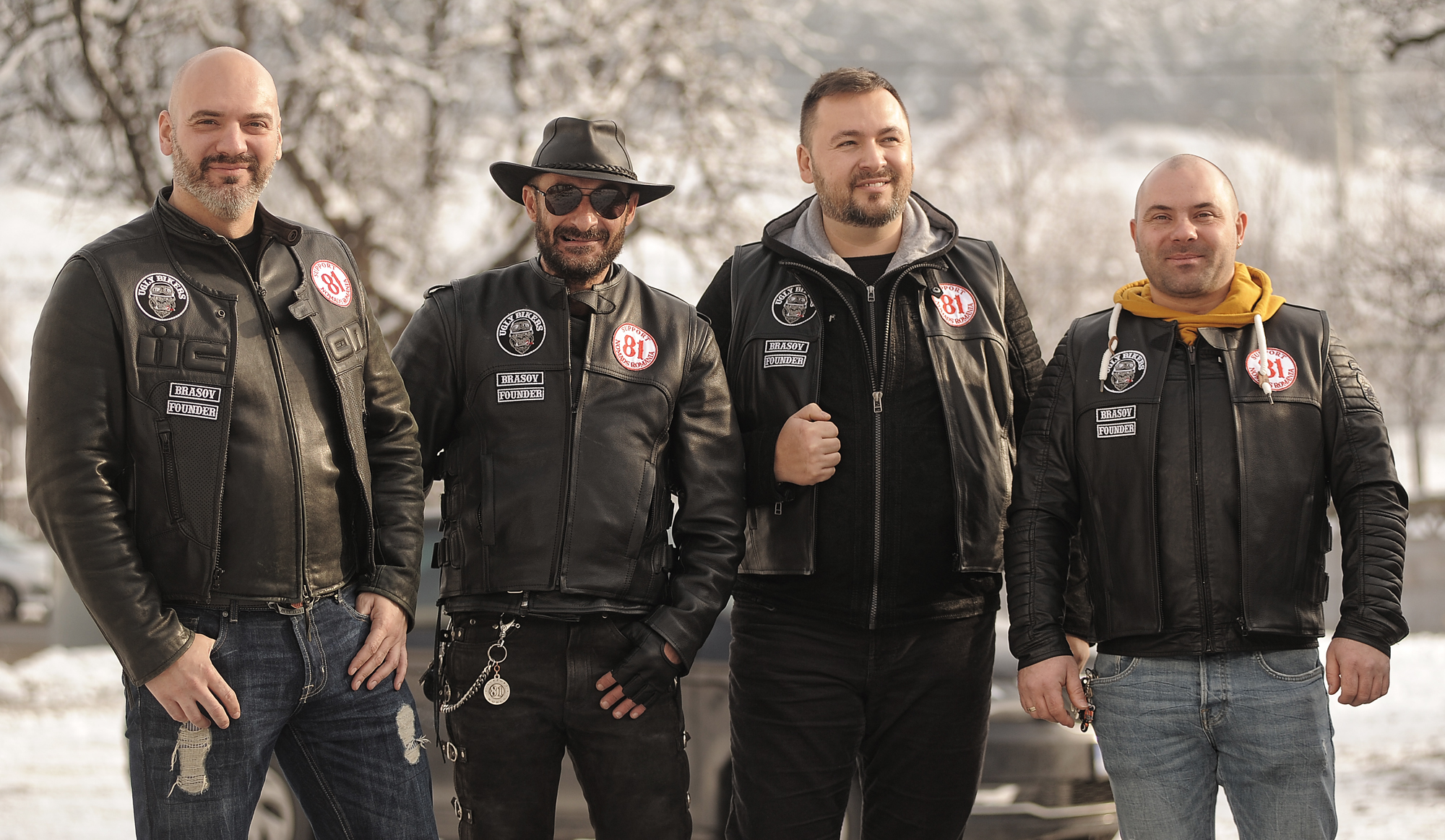 GALERIE FOTO/ Un club de motociclişti a donat calculatoare copiilor dintr-un sat braşovean. Copiii i-au așteptat pe "Ugly Bikers" în costume tradiționale