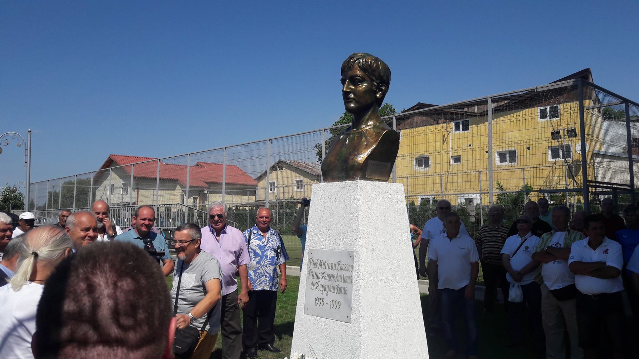 Bustul Marianei Lucescu, dezvelit la Pantelimon. A fost prima femeie-antrenor de rugby din lume / GALERIE FOTO