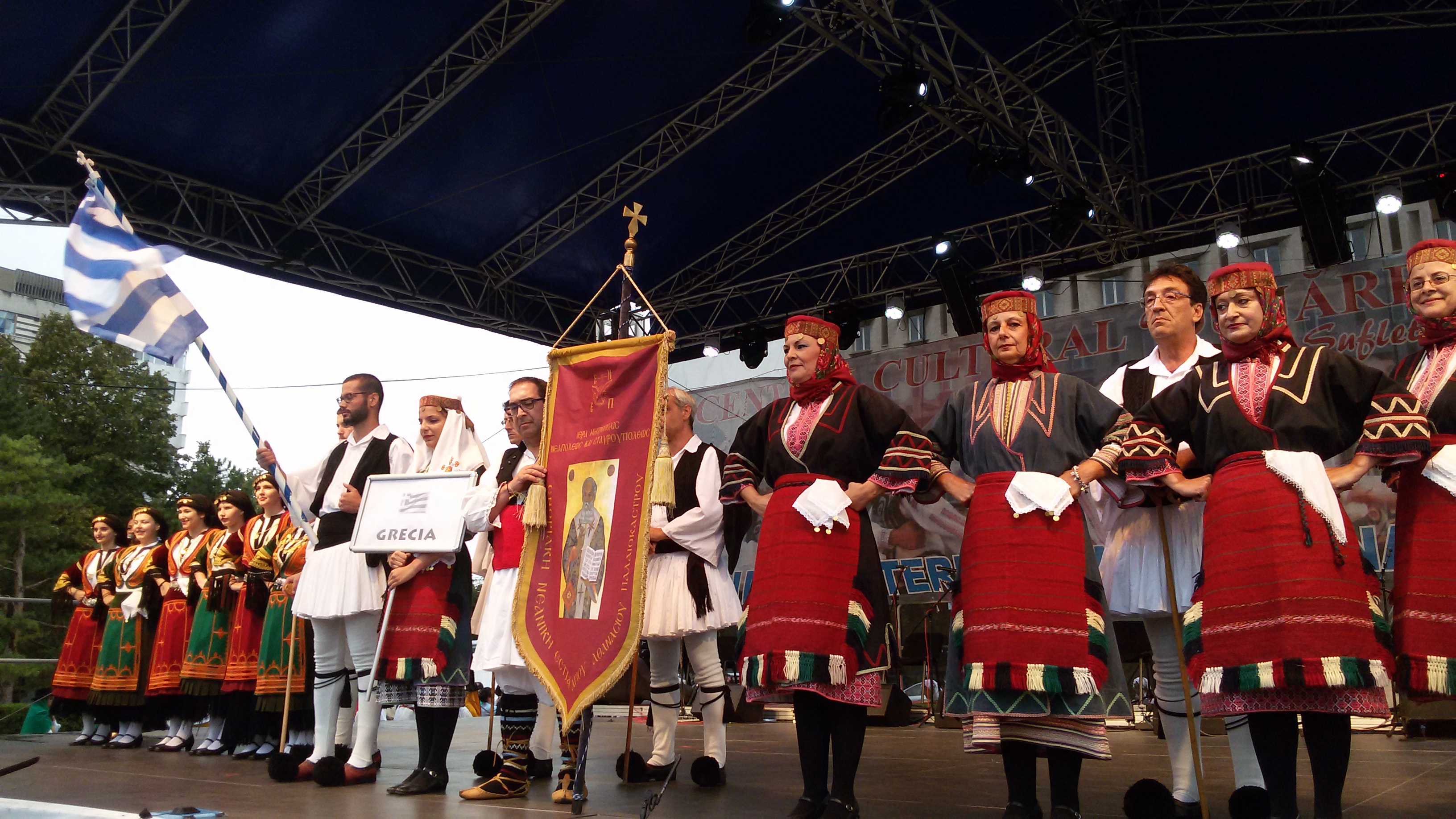 FOTO | Festivalul internațional de muzică populară, întrerupt o zi din cauza doliului național