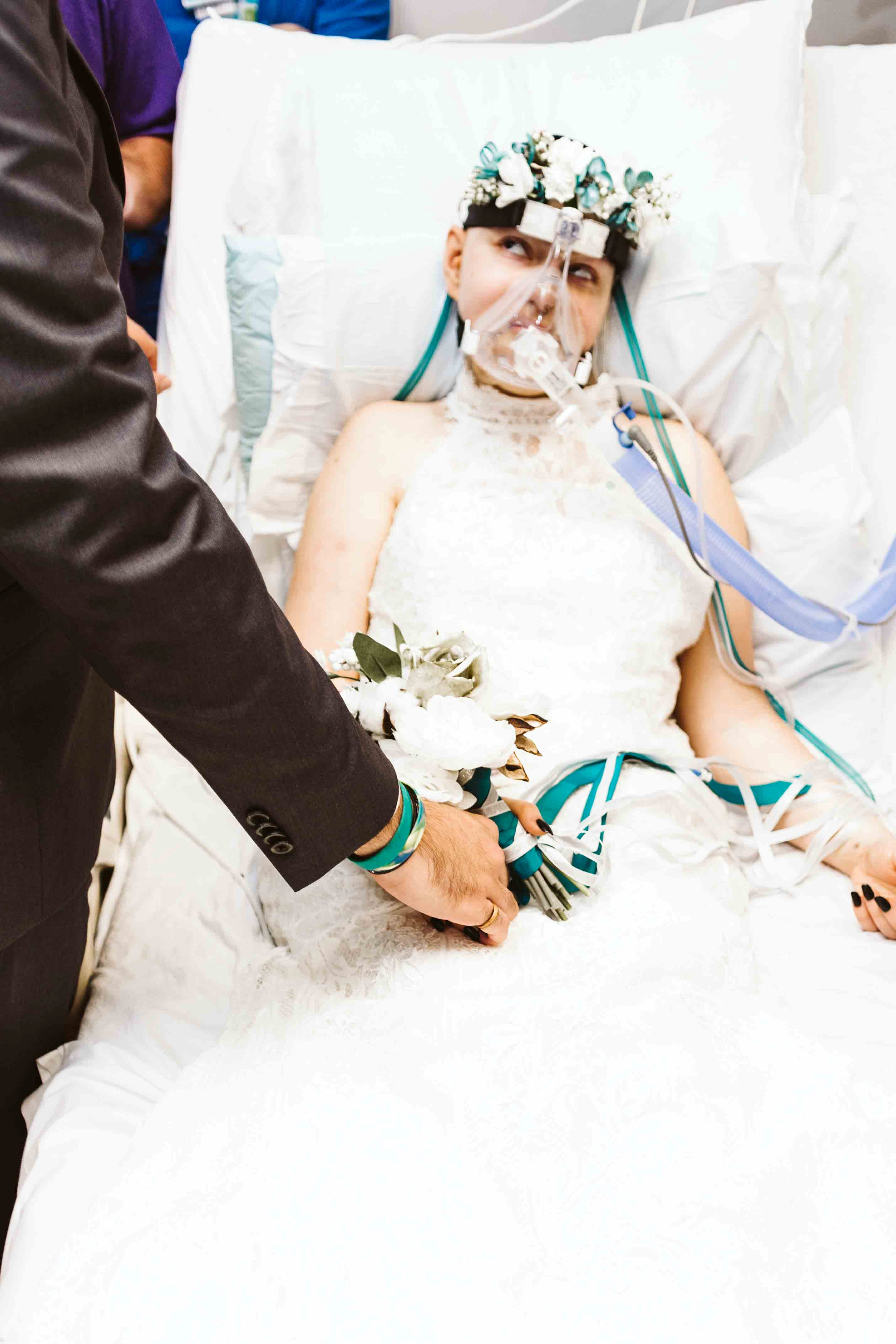 FOTO | O tânăra bolnavă de cancer a avut parte de nunta visurile ei cu trei zile înainte să moară