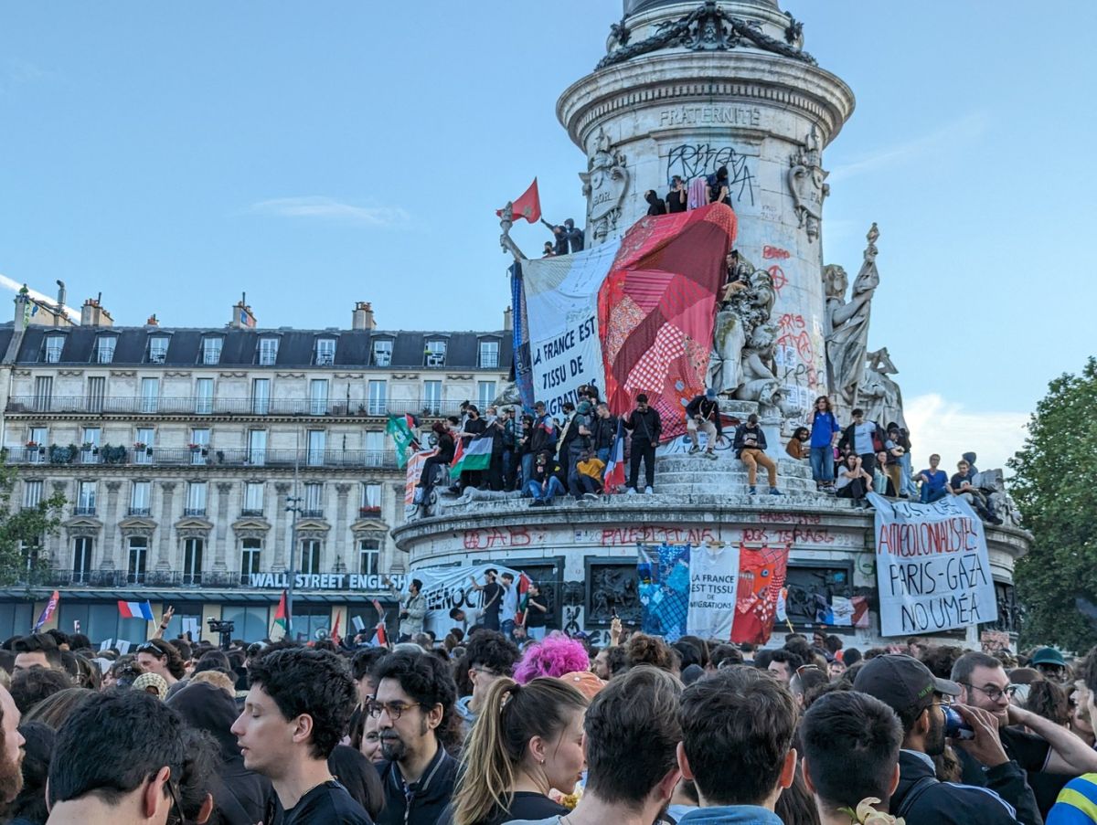 Victoria stângii în alegerile din Franța, sărbătorită de mii de oameni în centrul Parisului. Ciocniri între poliție și unii manifestanți