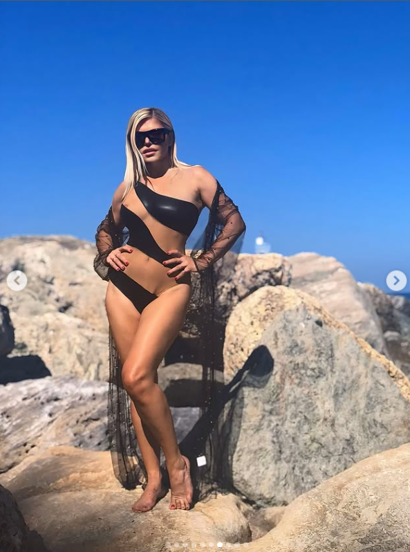 Imagini cu Loredana Groza în costum de baie la 55 de ani. Fanii au rămas fără cuvinte. „Cea mai asumată femeie!”