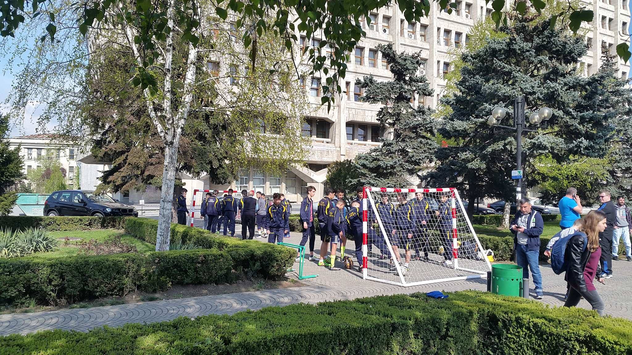 Sportivii de la CSM Ploiești s-au antrenat în fața Primăriei. Proteste după ce Consiliul Local a sistat plata sumelor destinate pregătirii