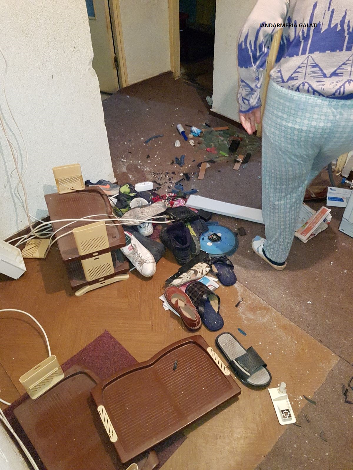 VIDEO&FOTO/Un tânăr din Galaţi a distrus apartamentul bunicii sale pentru că nu-şi găsea etnobotanicele