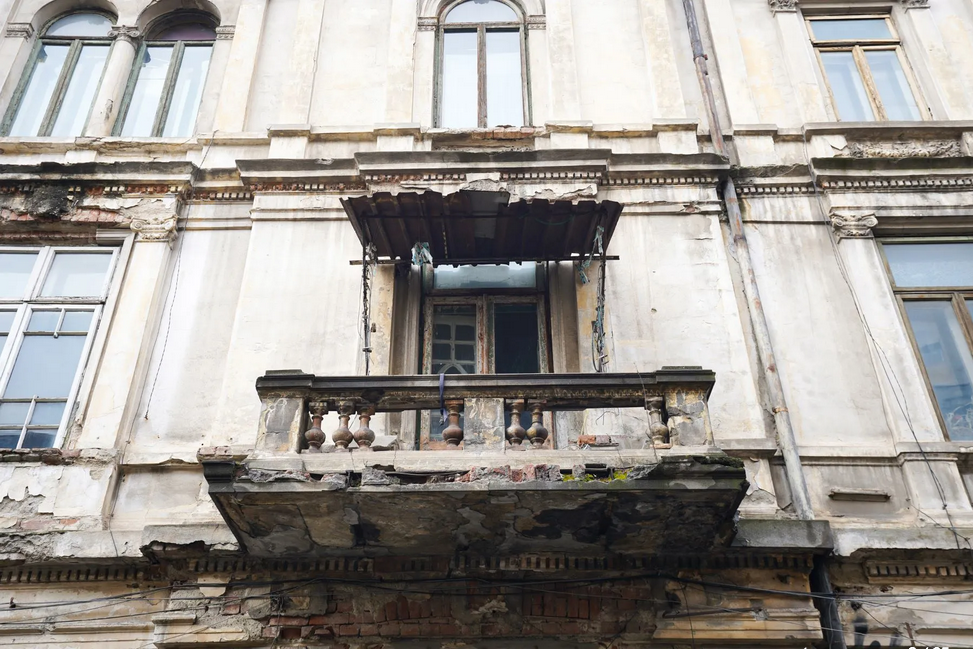 Hotelul în care Mihai Eminescu își îneca amarul se vinde cu 3.000.000 de euro. Clădirea ascunde o sinucidere din dragoste: „A batjocorit-o, apoi a părăsit-o”
