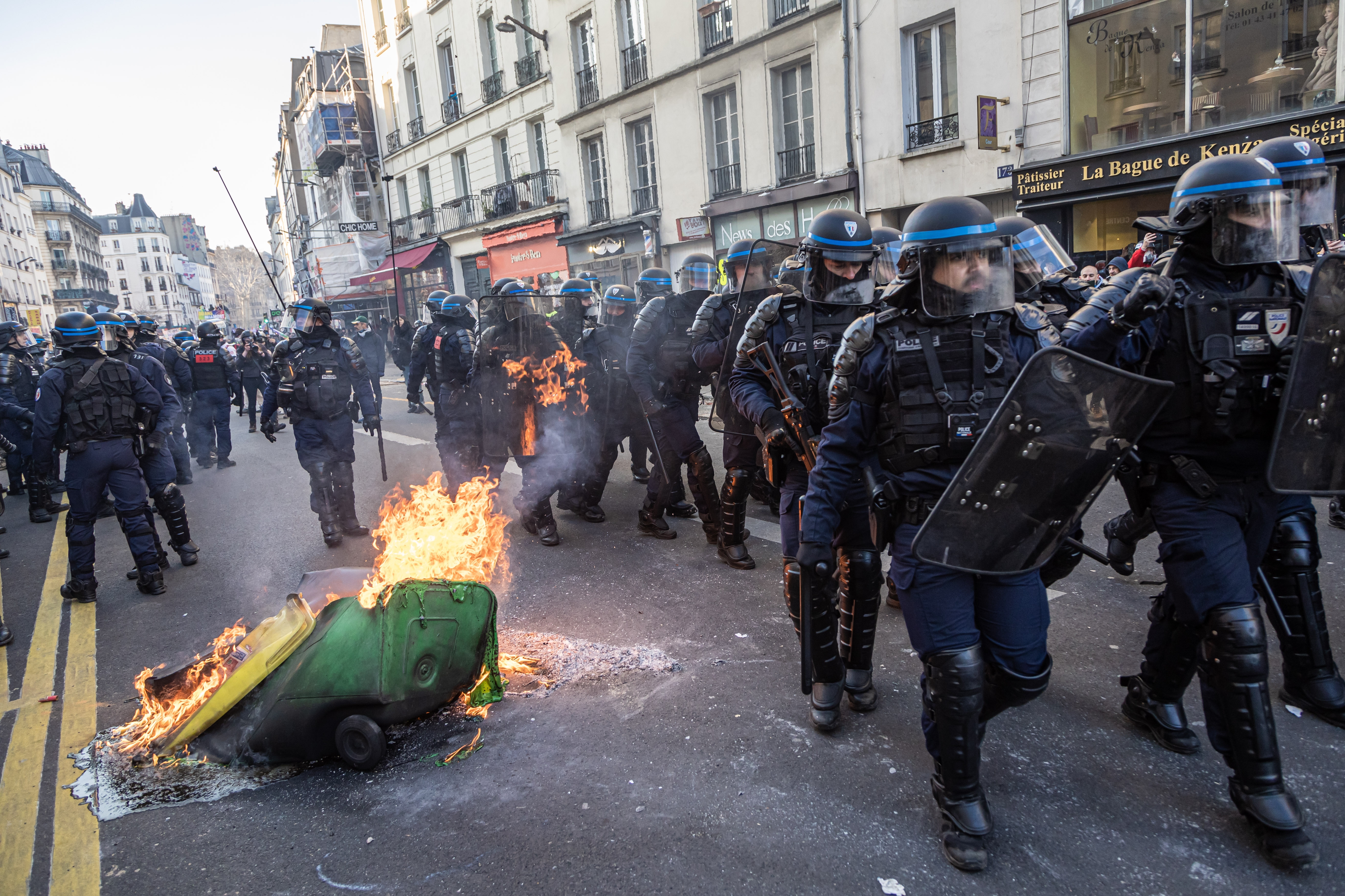 „Macron, suntem aici!”. Noi proteste la Paris, împotriva creșterii vârstei de pensionare