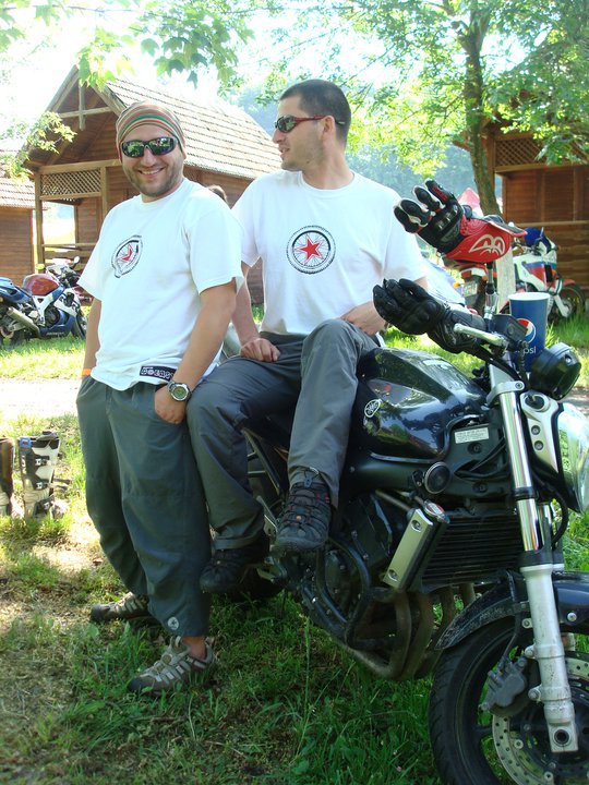 GALERIE FOTO | «Am votat ca să pot urla»! Motivația fabuloasă a lui Bogdan Dovleac, românul care a parcurs duminică 690 de km, în Africa, până la urne