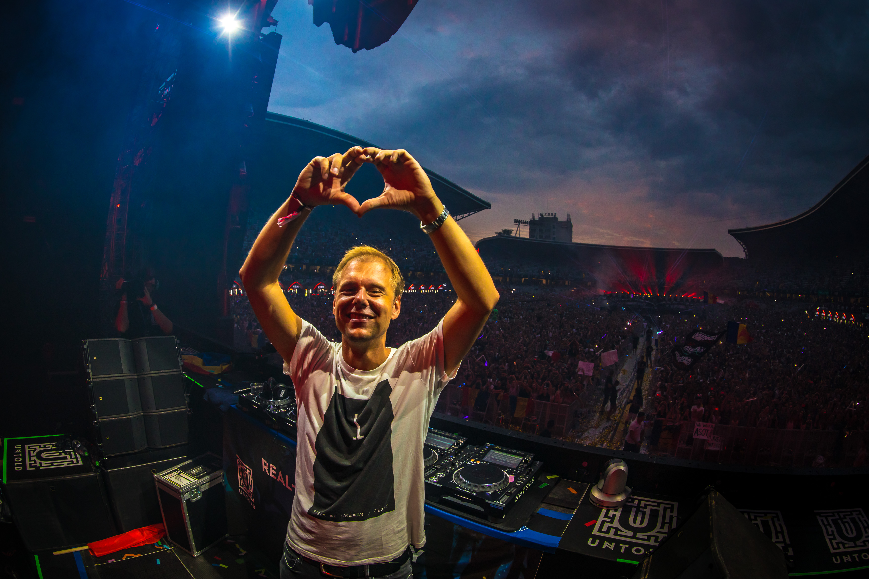 A treia zi la Untold 2017. Armin van Buuren a mixat până când a rămas fără curent