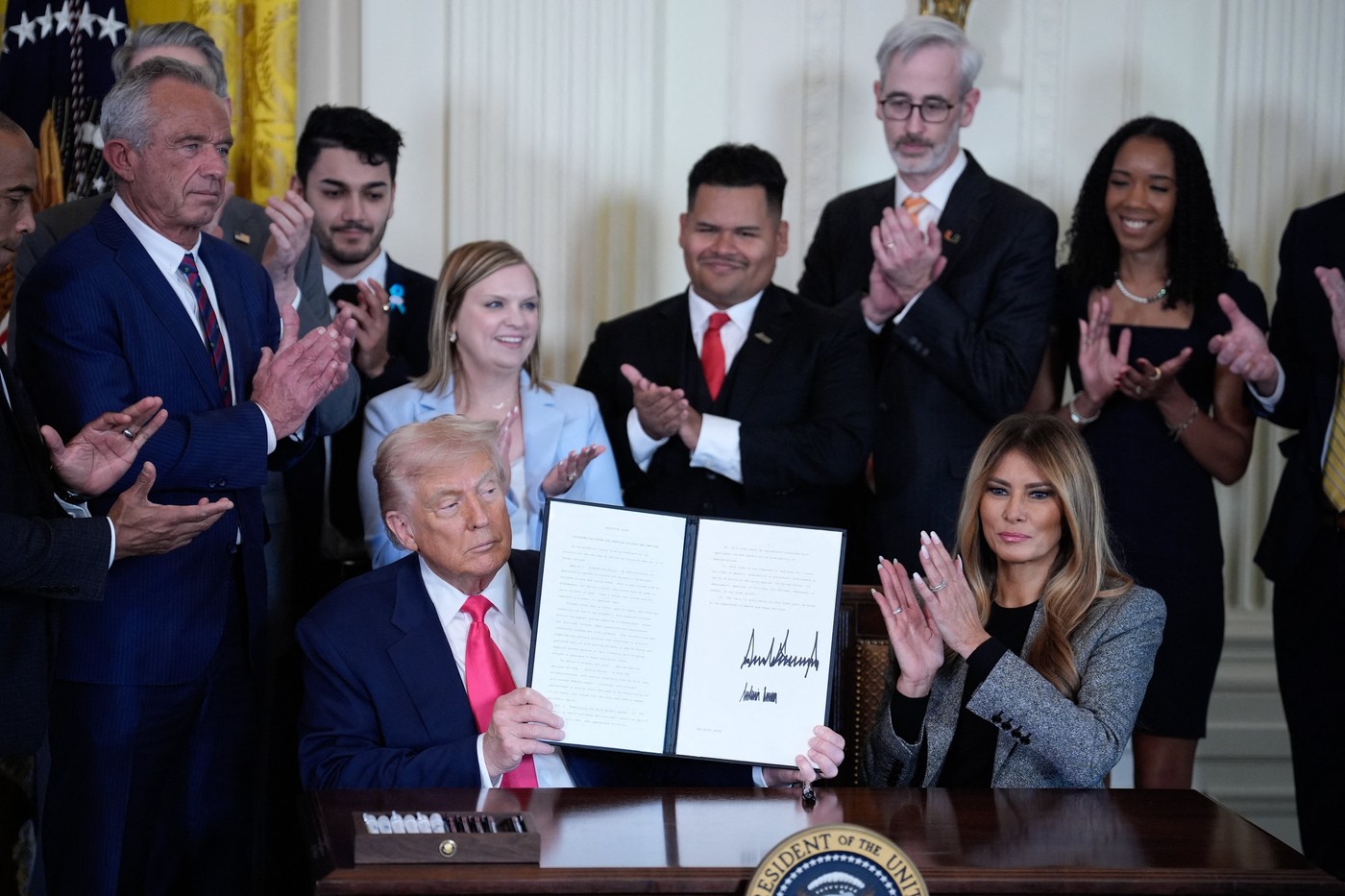 Melania Trump a semnat un ordin executiv alături de Donald Trump