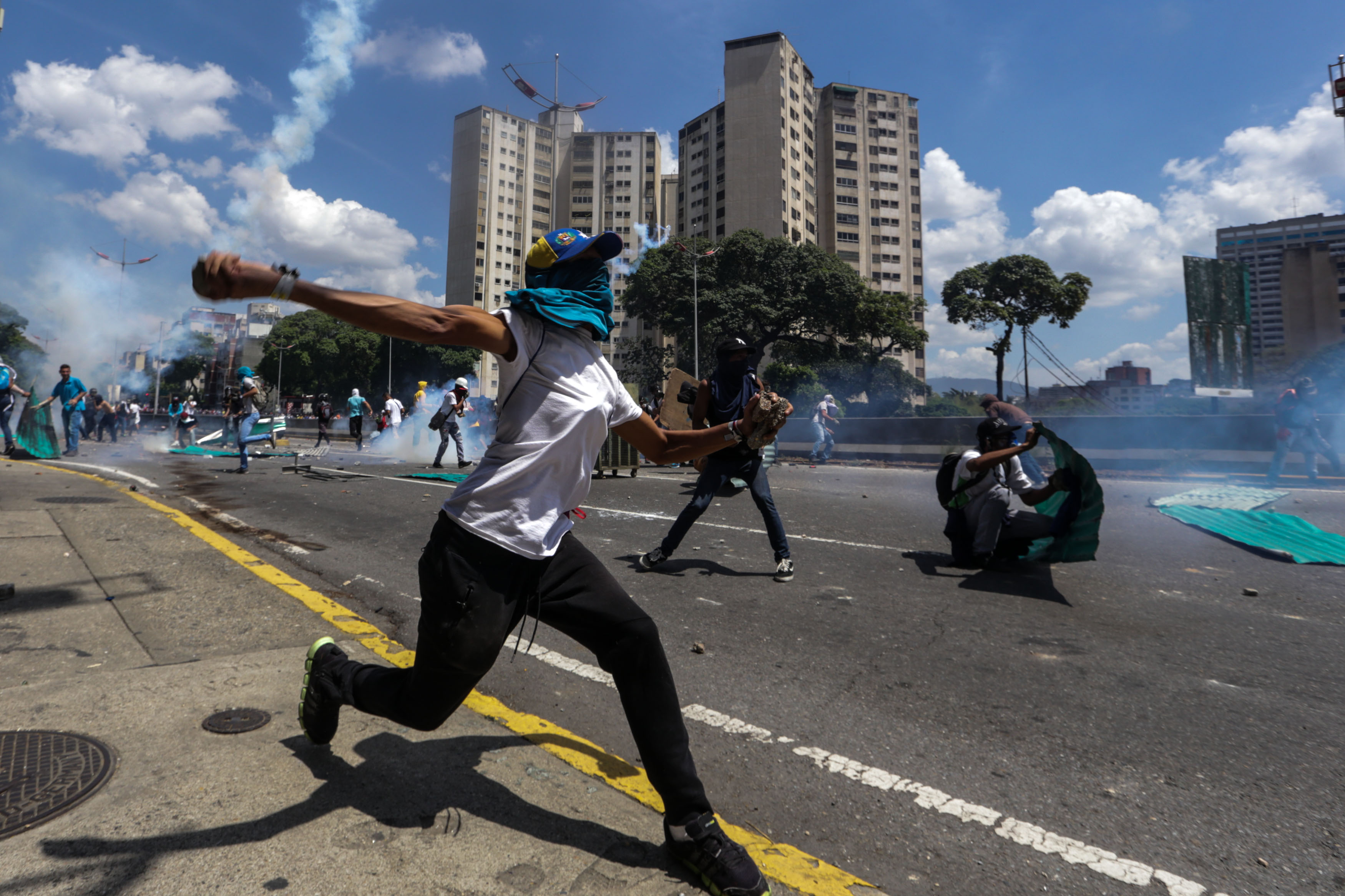 O româncă „vândută” de regimul Ceaușescu cu 10.000 de dolari în Venezuela preferă să rămână în cea mai periculoasă țară din lume decât să revină în România! Povestea fabuloasă a profesoarei de violoncel din Caracas, născută în București