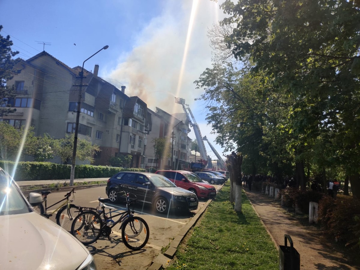 Incendiu puternic la acoperișul unui bloc din Rădăuţi. Pompierii evacuează locatarii