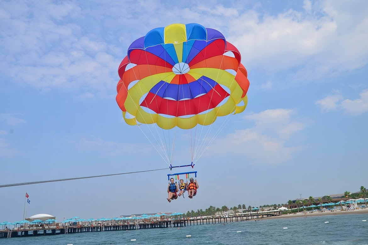Gabriela Prisăcariu și Dani Oțil, aventură în Turcia, alături de fiul lor. Modelul a încercat parasailing pentru prima dată