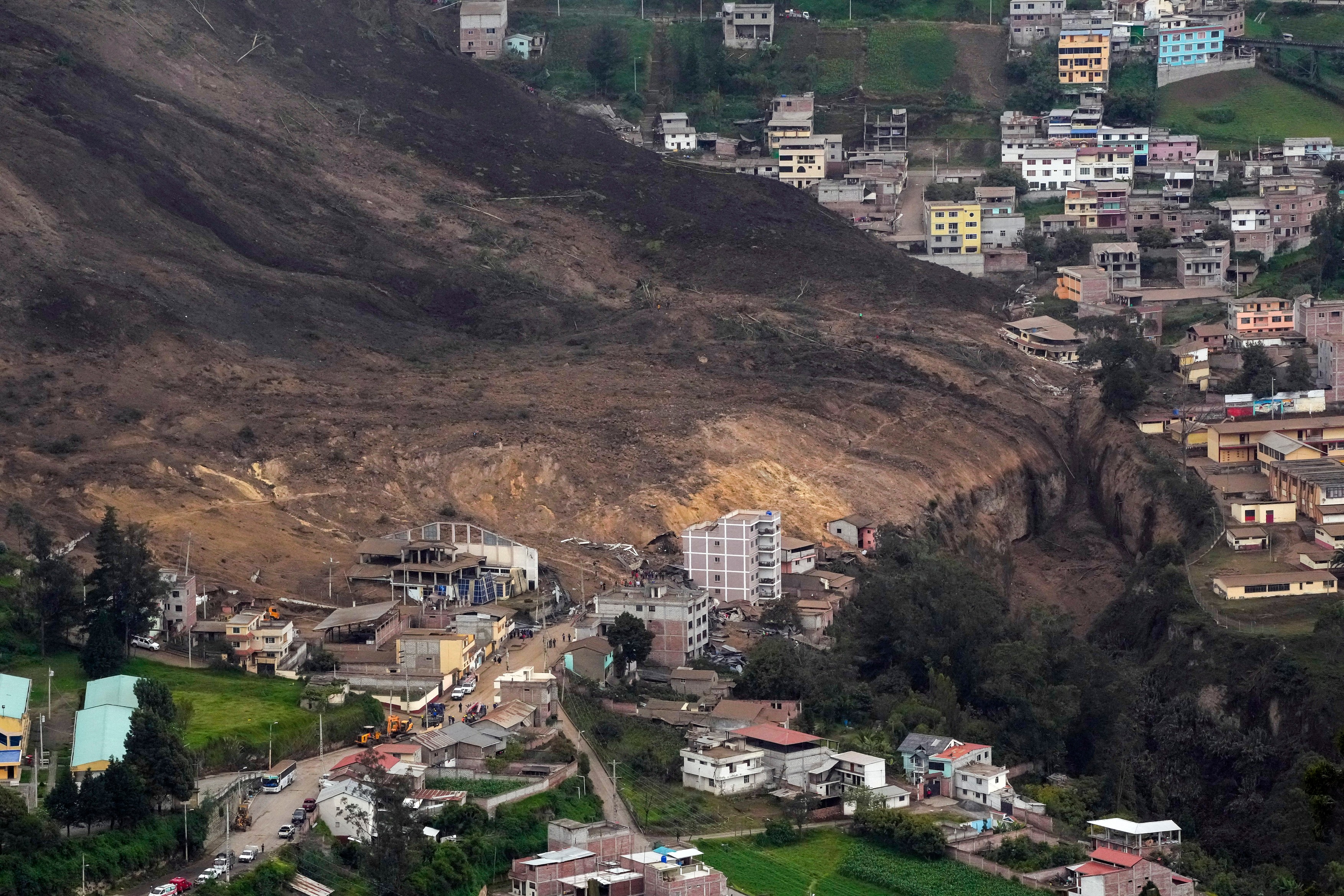 Alunecare masivă de teren în Ecuador. Zeci de case, înghițite de pământ - VIDEO