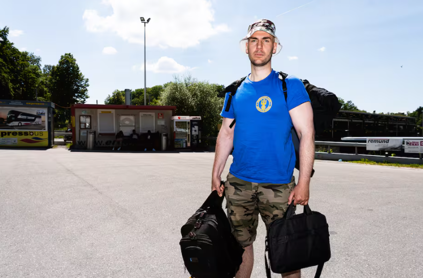 Mercenar elvețian care a luptat în Ucraina: „Întâi îi distrugi pe ruși, apoi negociezi cu ei”. Jona s-a întors acasă și s-a predat