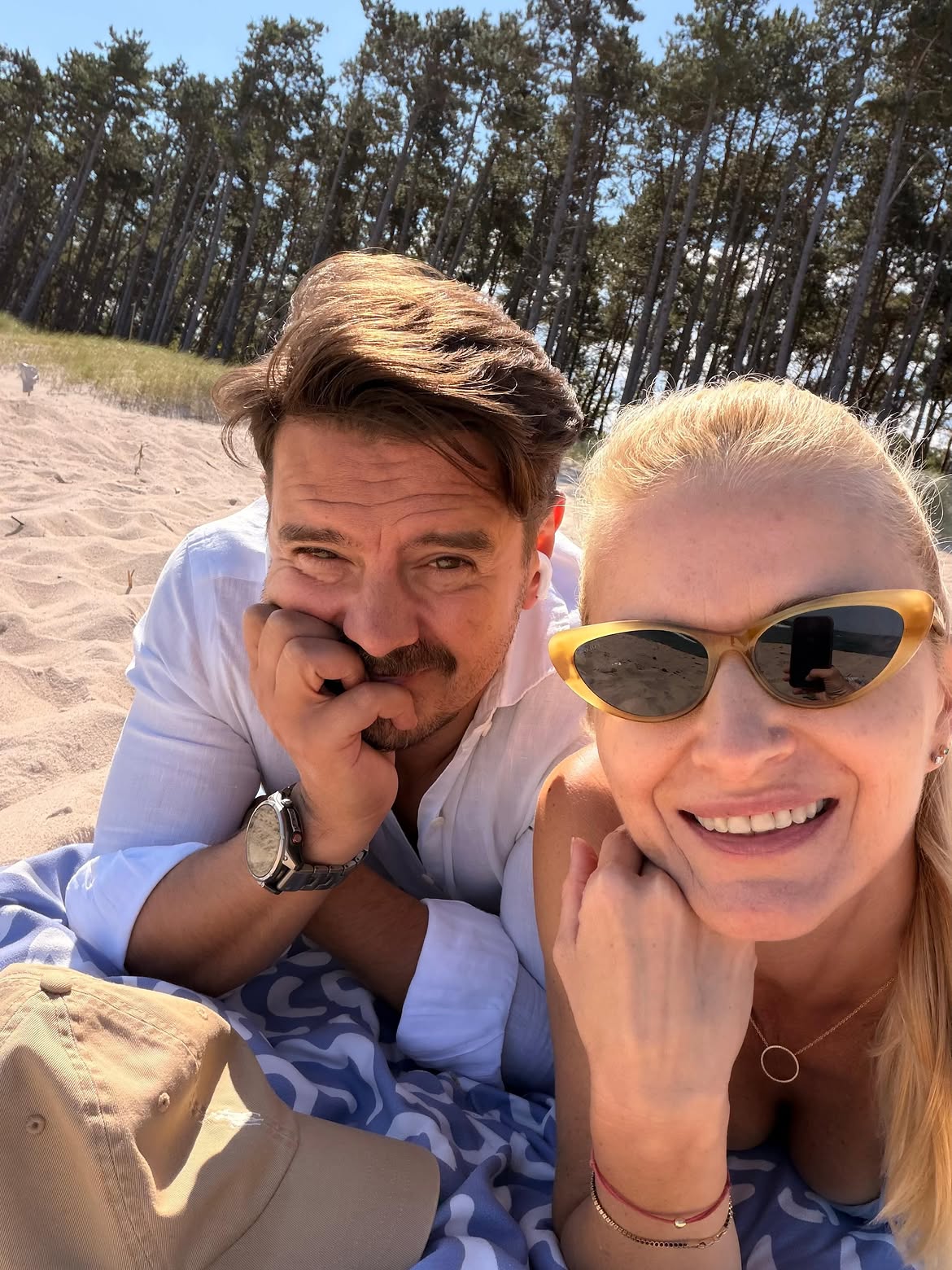 Cine sunt vedetele care au mers la plajă cu prosopul și mâncare la pachet: „Să scapi de gălăgia turismului de august”
