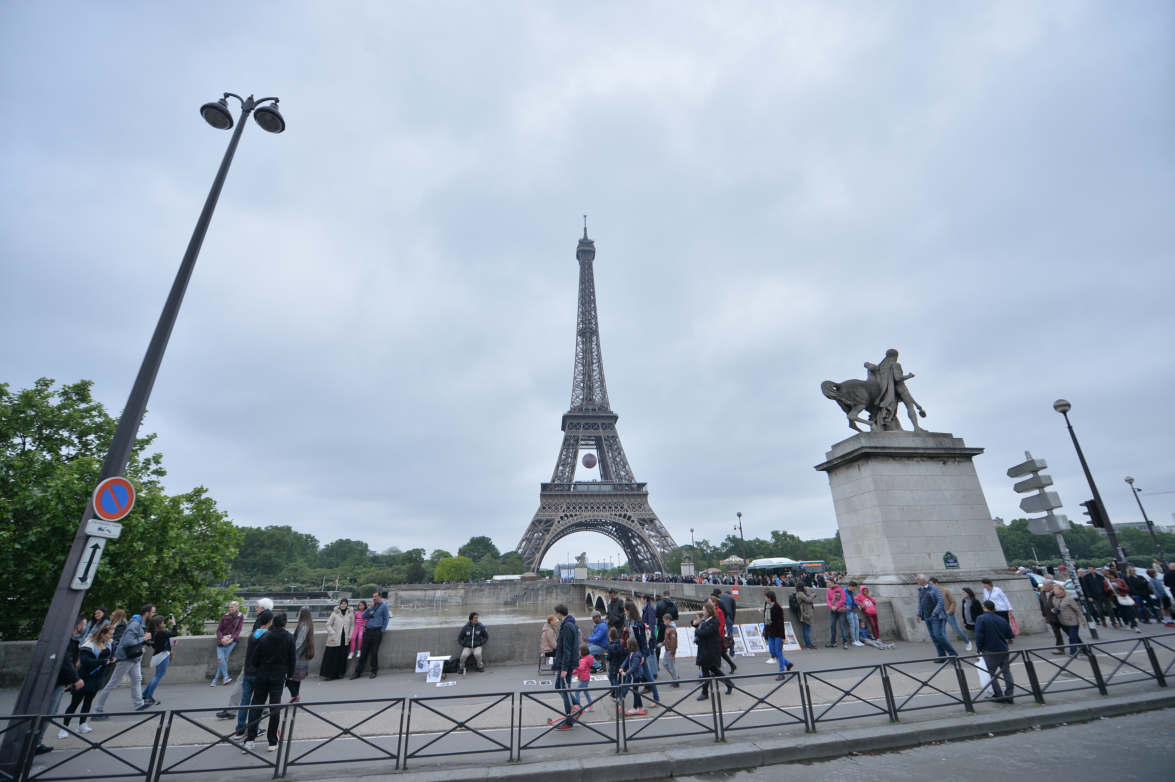 Euro 2016. Parisul și-a regăsit veselia în ciuda problemelor cu care se confruntă. Francezii trăiesc din plin viața și trepidează în așteptarea turneului final EXCLUSIV&FOTO și VIDEO