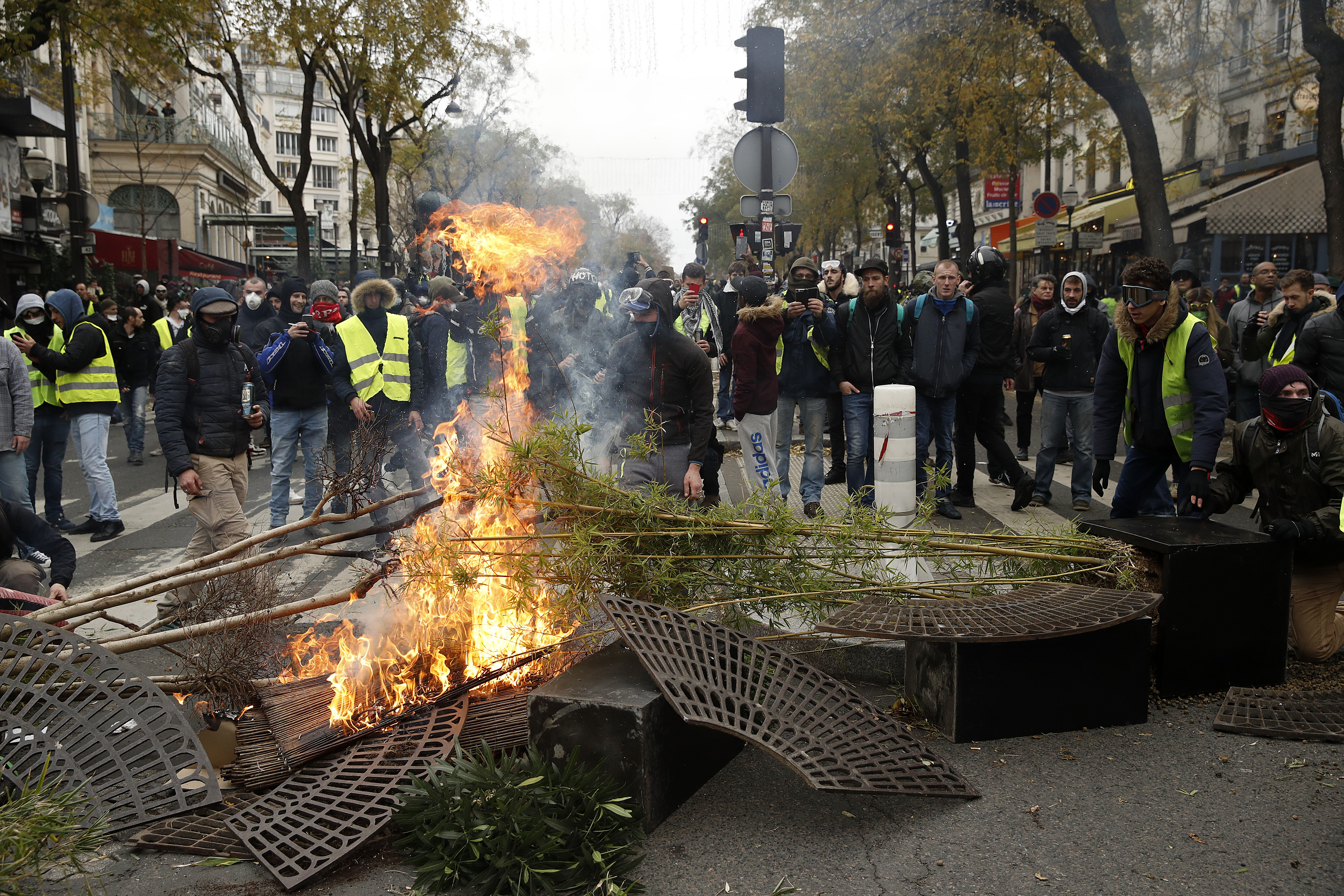 FOTO&VIDEO / Zi de foc în Franța! Violențe și confruntări, soldate cu aproximativ 1.400 de persoane reținute