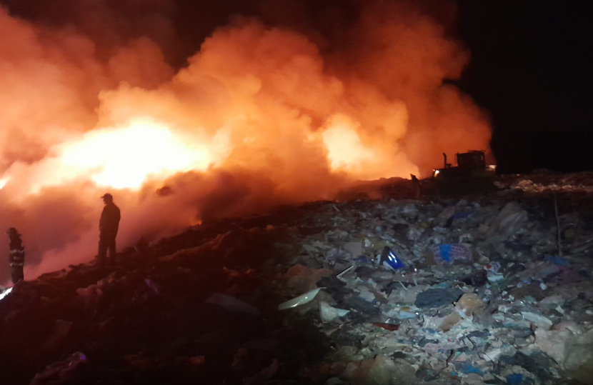 Incendiu cu degajări mari de fum, izbucnit azi-noapte la groapa de gunoi de la Boldești-Scăeni, lângă Ploiești. A fost emis mesaj RO-Alert