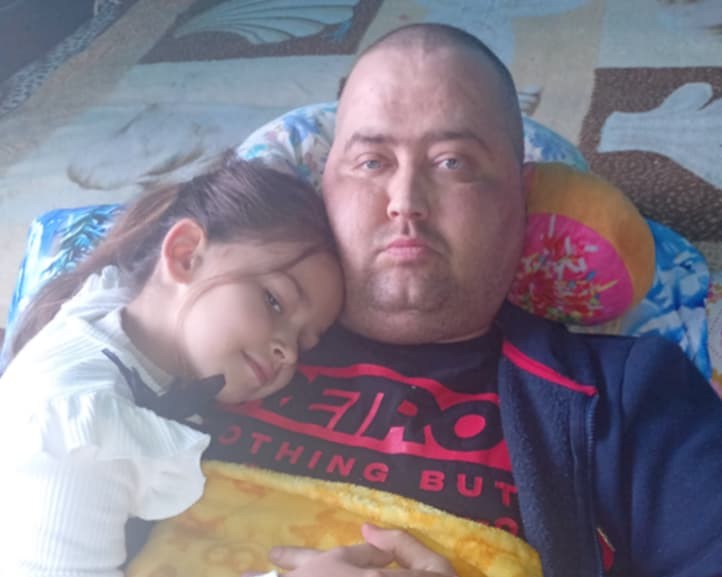 "Ha megnövök orvos leszek, hogy meggyógyítsam aput" – ezt fogadta meg a súlyos beteg Péter hét éves kislánya