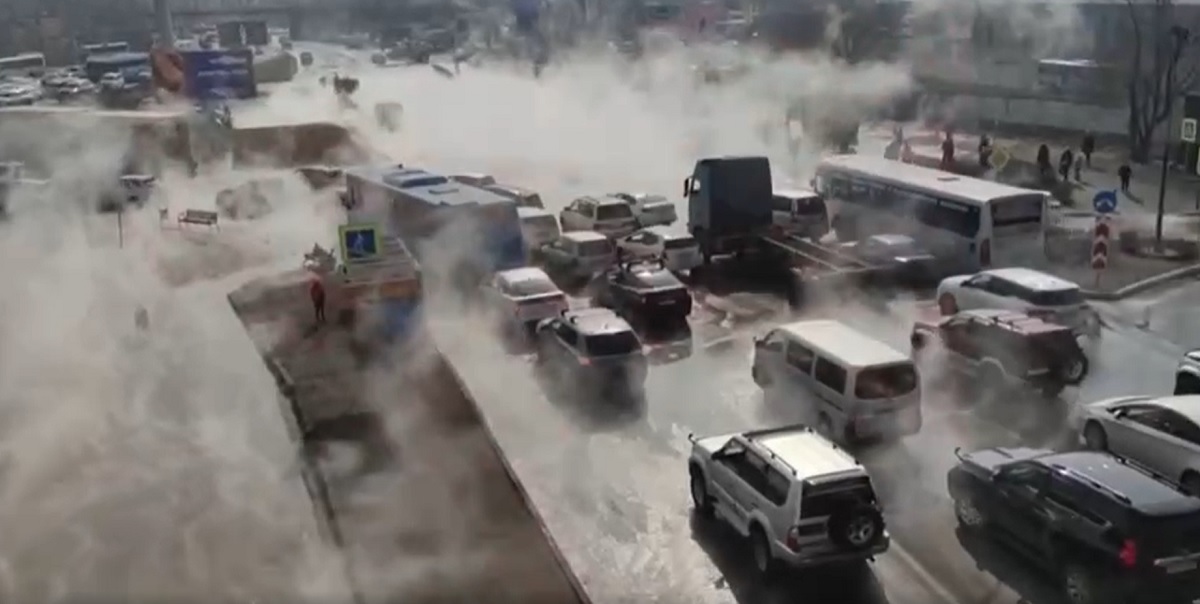 Un oraș rusesc a fost inundat cu apă clocotită. 30.000 de oameni au rămas fără căldură în case | VIDEO