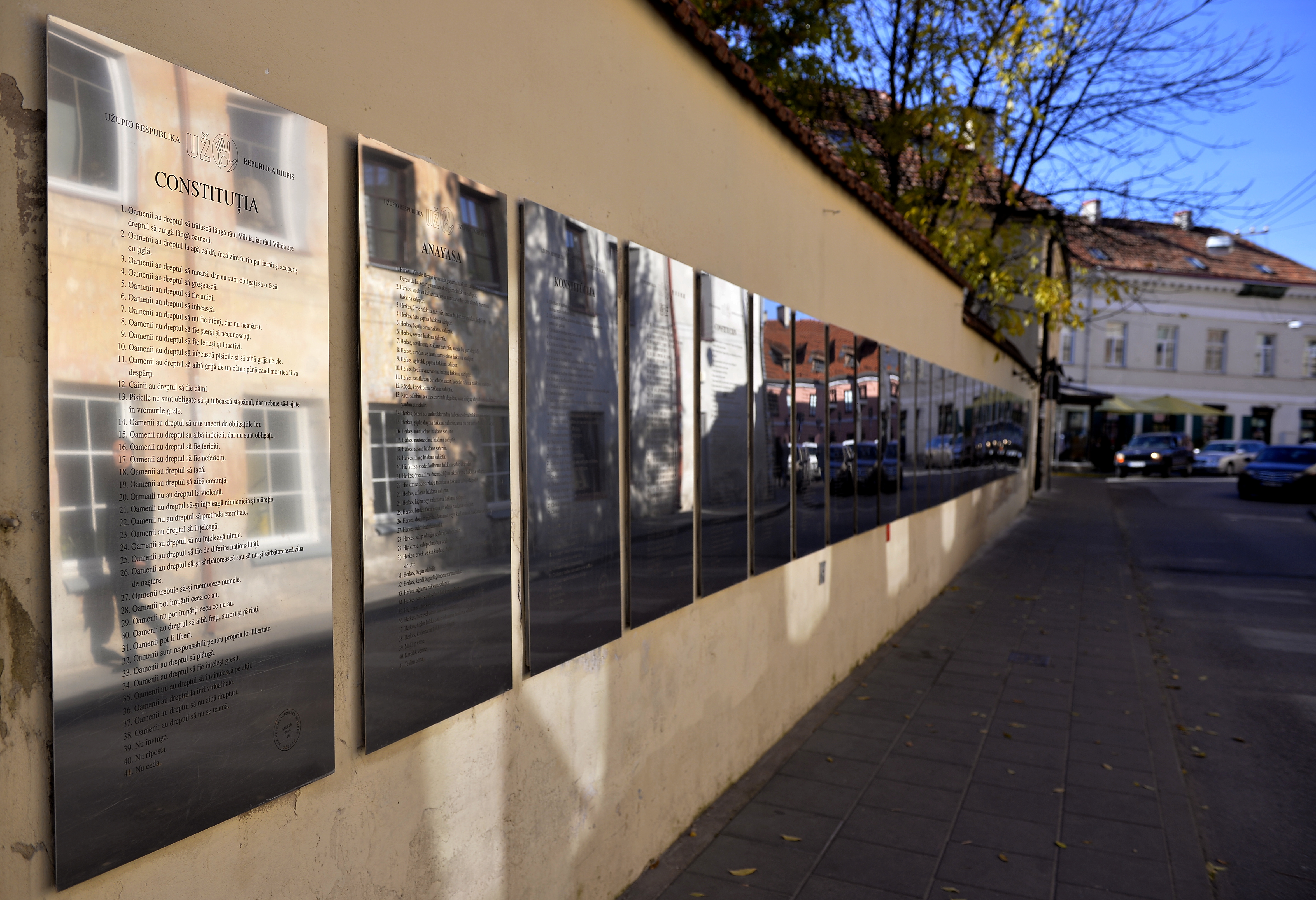 GALERIE FOTO/ Cum arată țara cu armată din 12 oameni și în Constituția căreia scrie ”oamenii au dreptul să moară, dar nu sunt obligați!”