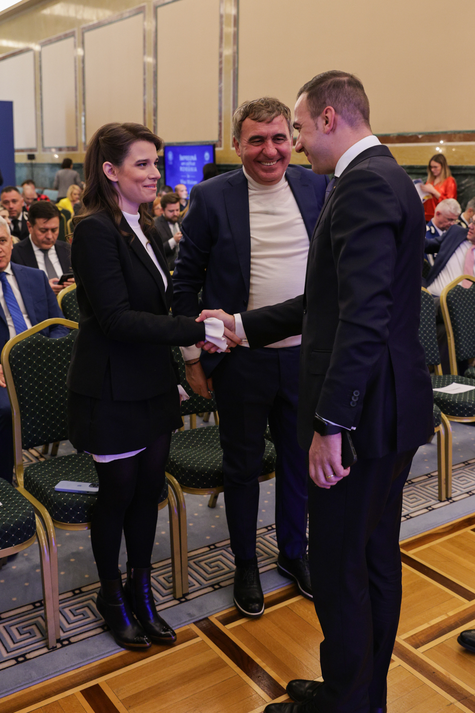 Românii pot călători în SUA fără vize din 31 martie. Decizia, oficializată de Marcel Ciolacu, ambasadoarea SUA și Hagi: „Un moment istoric”